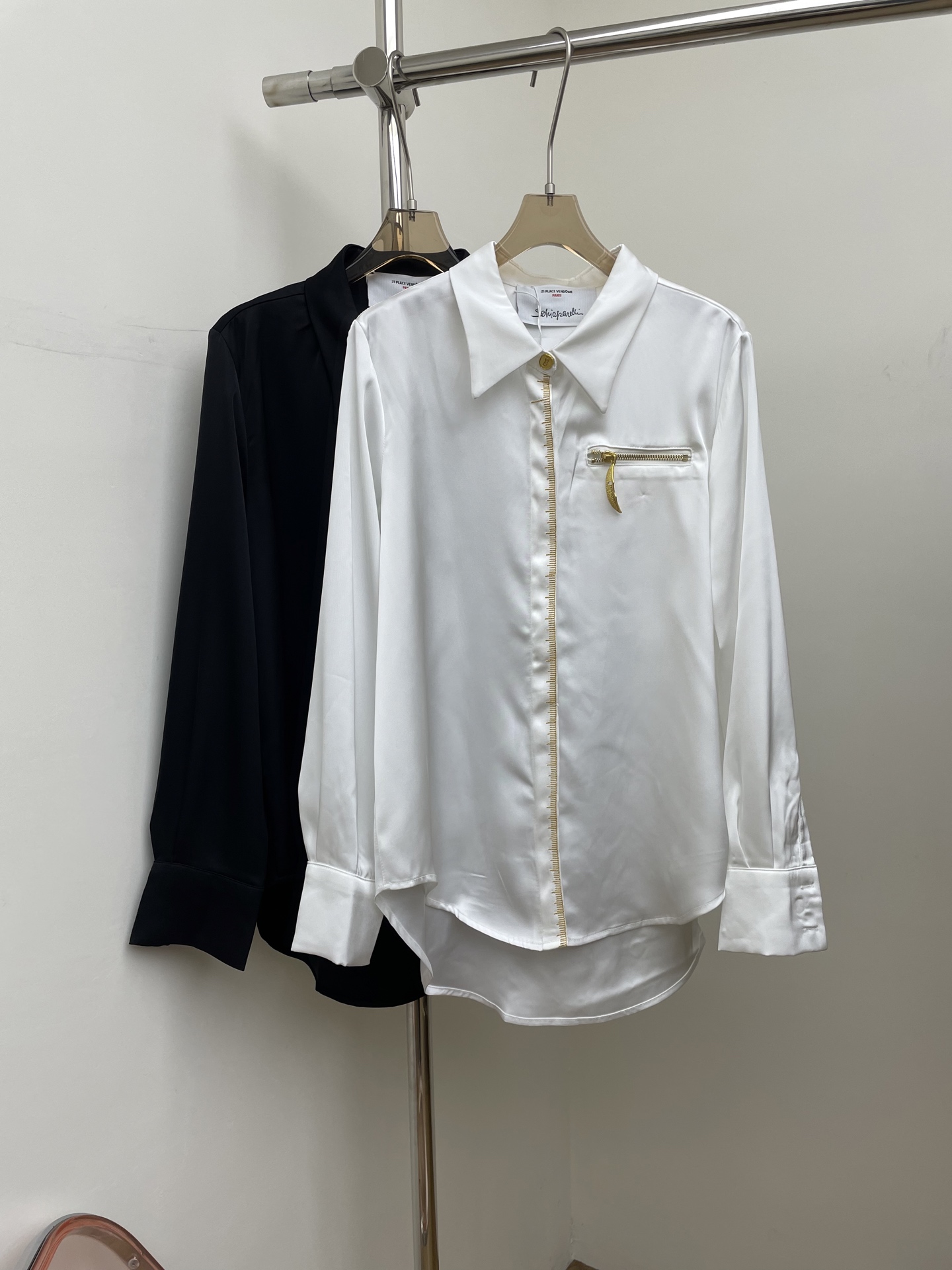 NO:536579,schiaparelli 2025 autumn and winter new shirt with smooth texture and comfortable skin. Long-sleeved shirt with front shoulders. Two-color three-code sml real photos, shirts, alexander wang19860909schiaparelli 2025秋冬新款衬衫 质感垂顺 贴肤舒适 正肩长袖衬衫设 两色三码 sml 实拍图,,shirts,alexander wang,Women's clothing