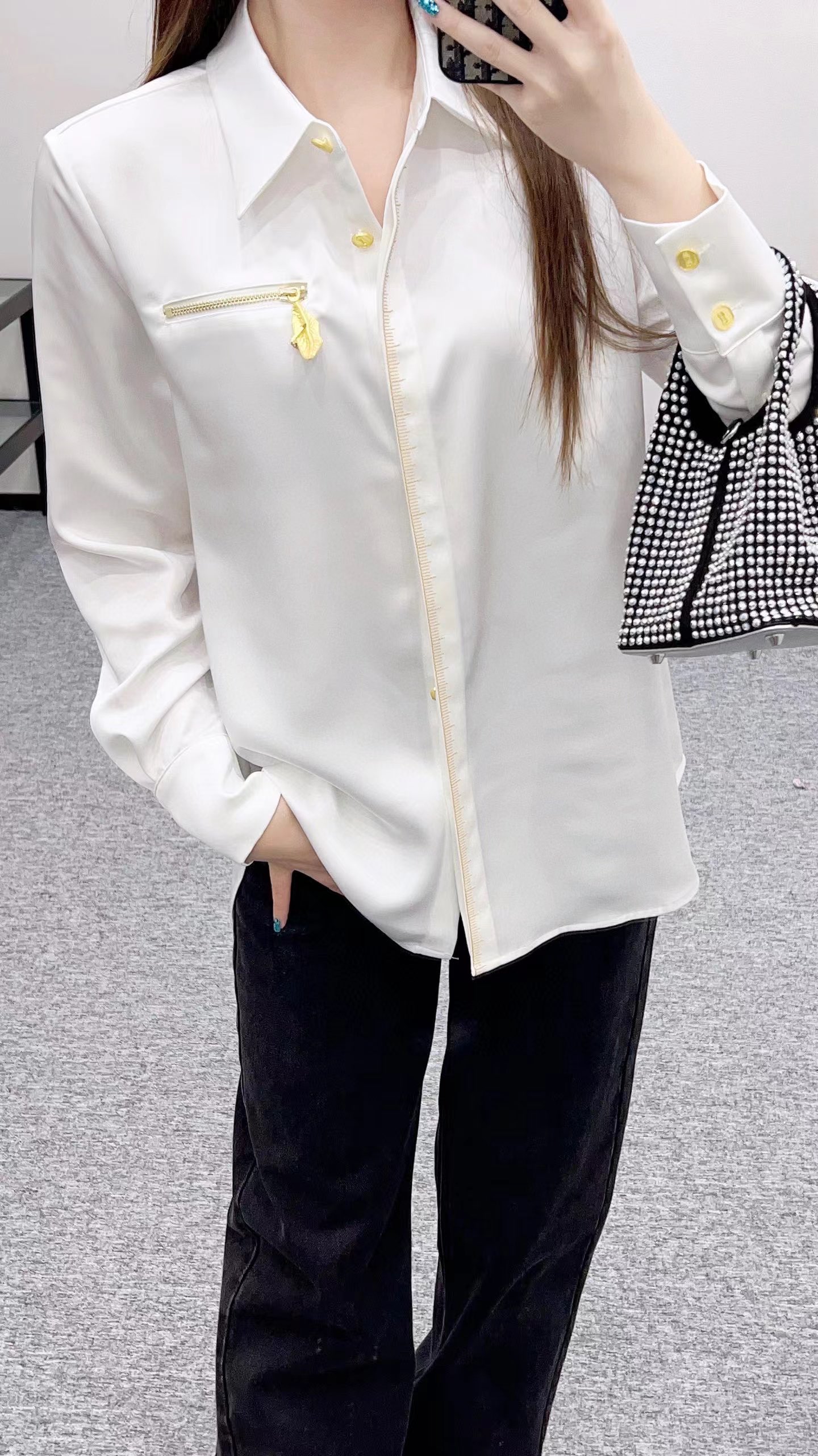 NO:536584,schiaparelli 2025 autumn and winter new shirt with smooth texture and comfortable skin. Long-sleeved shirt with front shoulders. Two-color three-code sml p,,shirts,alexander wang19860909schiaparelli 2025秋冬新款衬衫 质感垂顺 贴肤舒适 正肩长袖衬衫设 两色三码 sml p,,shirts,alexander wang,Women's clothing