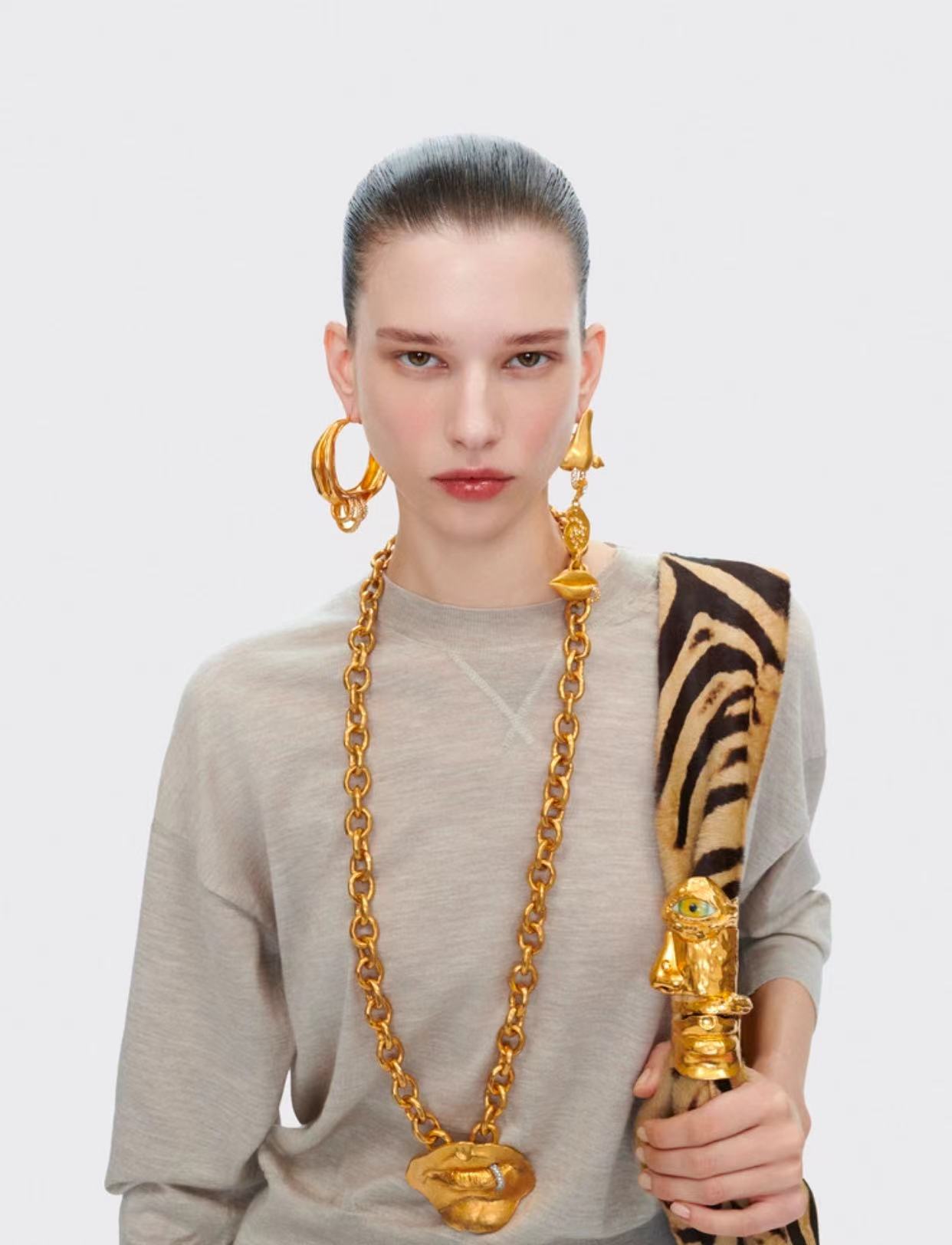 NO:536576,Schiaparelli 2025 autumn and winter new khaki round neck sweater simple design with a sense of nobility sml, alexander wang19860909Schiaparelli夏帕瑞丽 2025秋冬新款卡其色圆领针织衫 简约设计 自带贵气感 sml,,alexander wang,Women's clothing