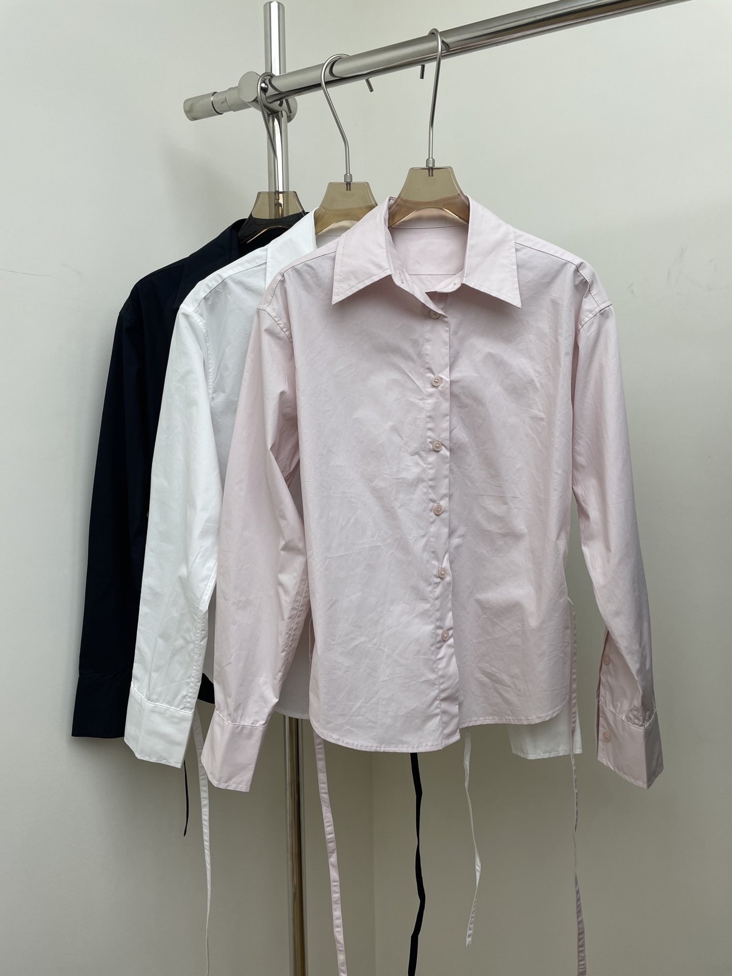 NO:544707,RA 2025 autumn and winter new waist-hugging shirts and front and back can be worn to increase the styling, and a classic waist-hugging design that modifies the curve of the body.sml real photo, alexander wang19860909RA 2025秋冬新款收腰衬衣、前后身均可系带穿着,增加造型感, 经典修饰身材曲线的收腰设计.sml 实拍图,,alexander wang,Women's clothing