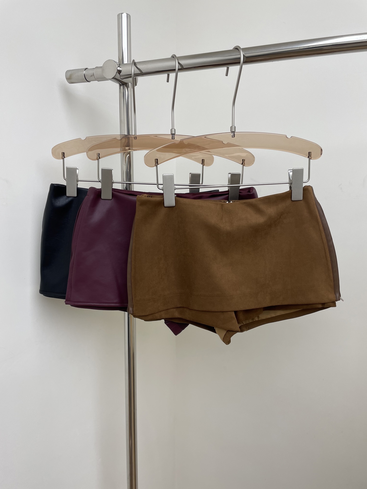 NO:546000,RA 2025 autumn and winter new side pull mini leather skirt, zippers on both sides of the skirt, stretched to present an A-shaped version, three colors and three codes SML real photos, skirts, alexander wang19860909RA 2025秋冬新款侧拉mini皮裙,裙身两侧拉链,拉开呈现A字版 三色三码 SML 实拍图,,skirts,alexander wang,Women's clothing