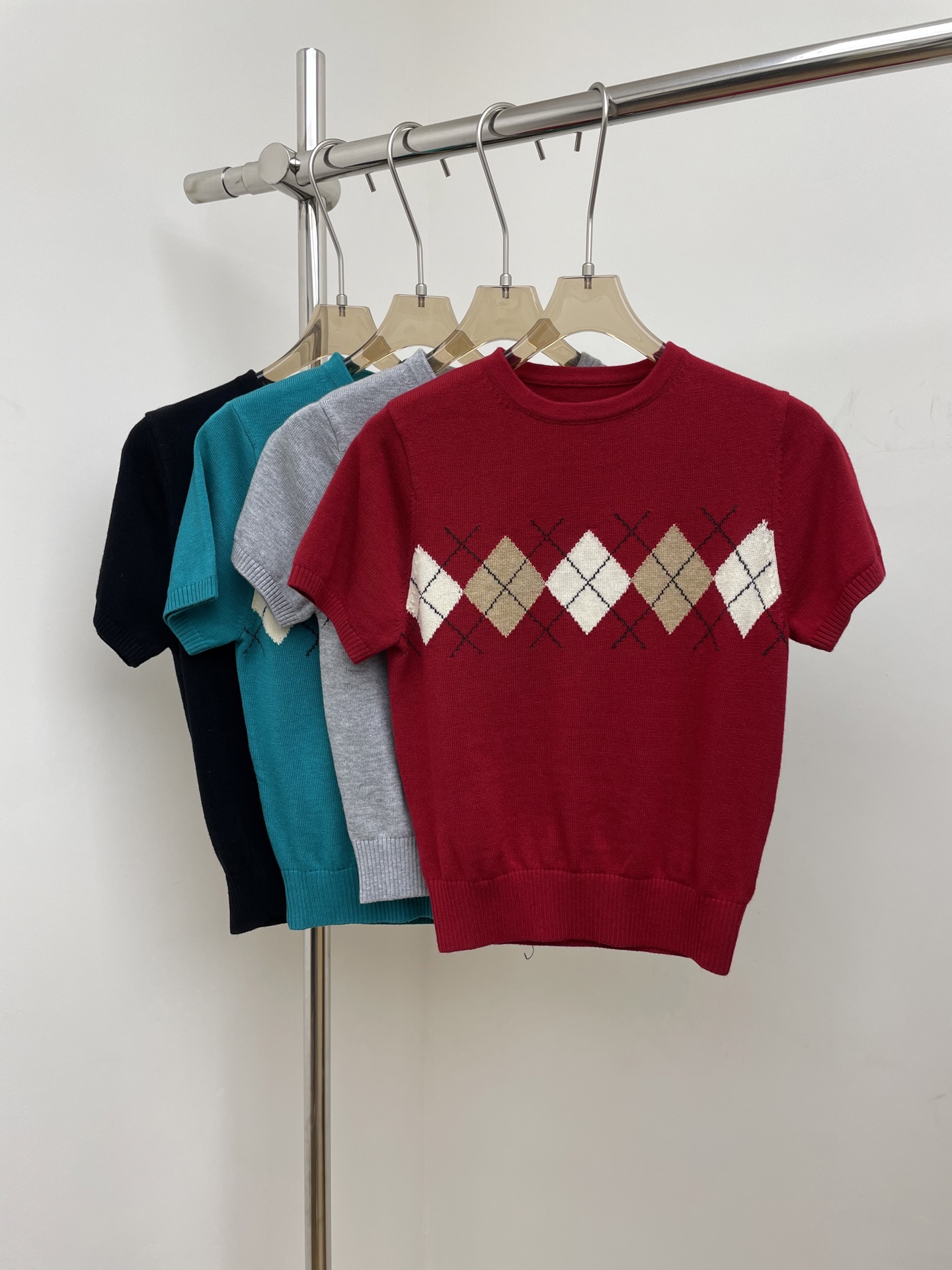 NO:545946,RA 2025 autumn and winter new diamond knitted short sleeves, retro eye-catching diamond pattern, skin-friendly and soft, imported machine double-layer knitting technology.sml real photos,,T-shirt,alexander wang19860909RA 2025秋冬新款菱格针织短袖,复古吸睛菱格纹图案,亲肤柔软,进口机双层针织工艺.sml 实拍图,,T-shirt,alexander wang,Women's clothing