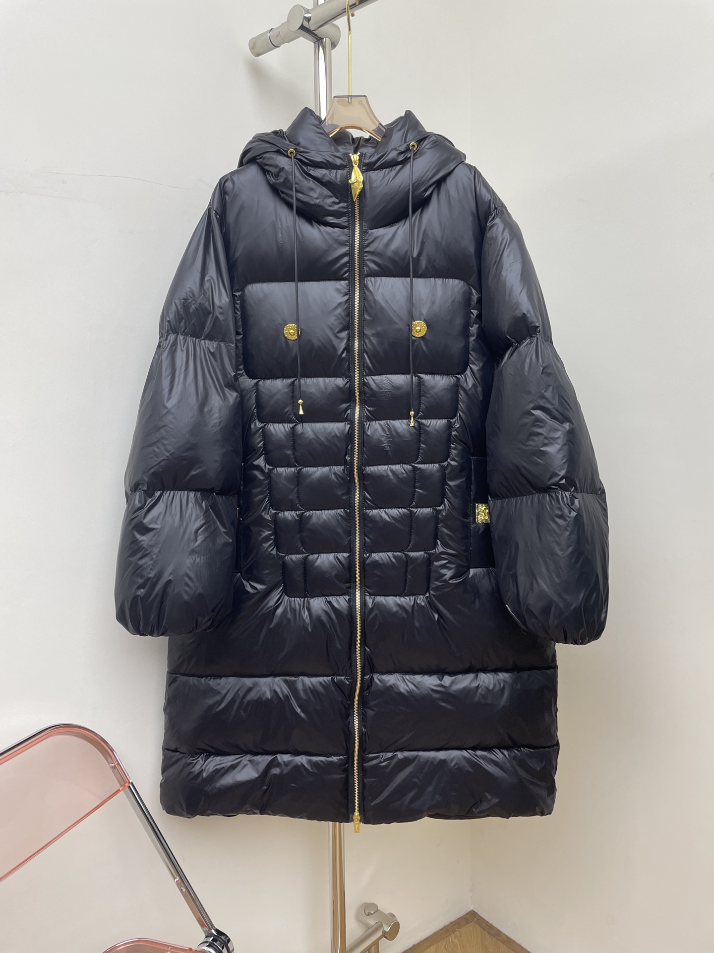 NO:548465,With dust bags, schiaparelli new autumn and winter style, special buckle decorative hooded mid-length down jacket, hooded silhouette stand collar design, open molded special hardware decorative SML real photo, down jacket, hats, alexander wang19860909配防尘袋 schiaparelli 秋冬新款 异形扣装饰连帽中长羽绒服 连帽廓形立领设计 开模异形五金装饰SML 实拍图,,down jacket,hats,alexander wang,Women's clothing