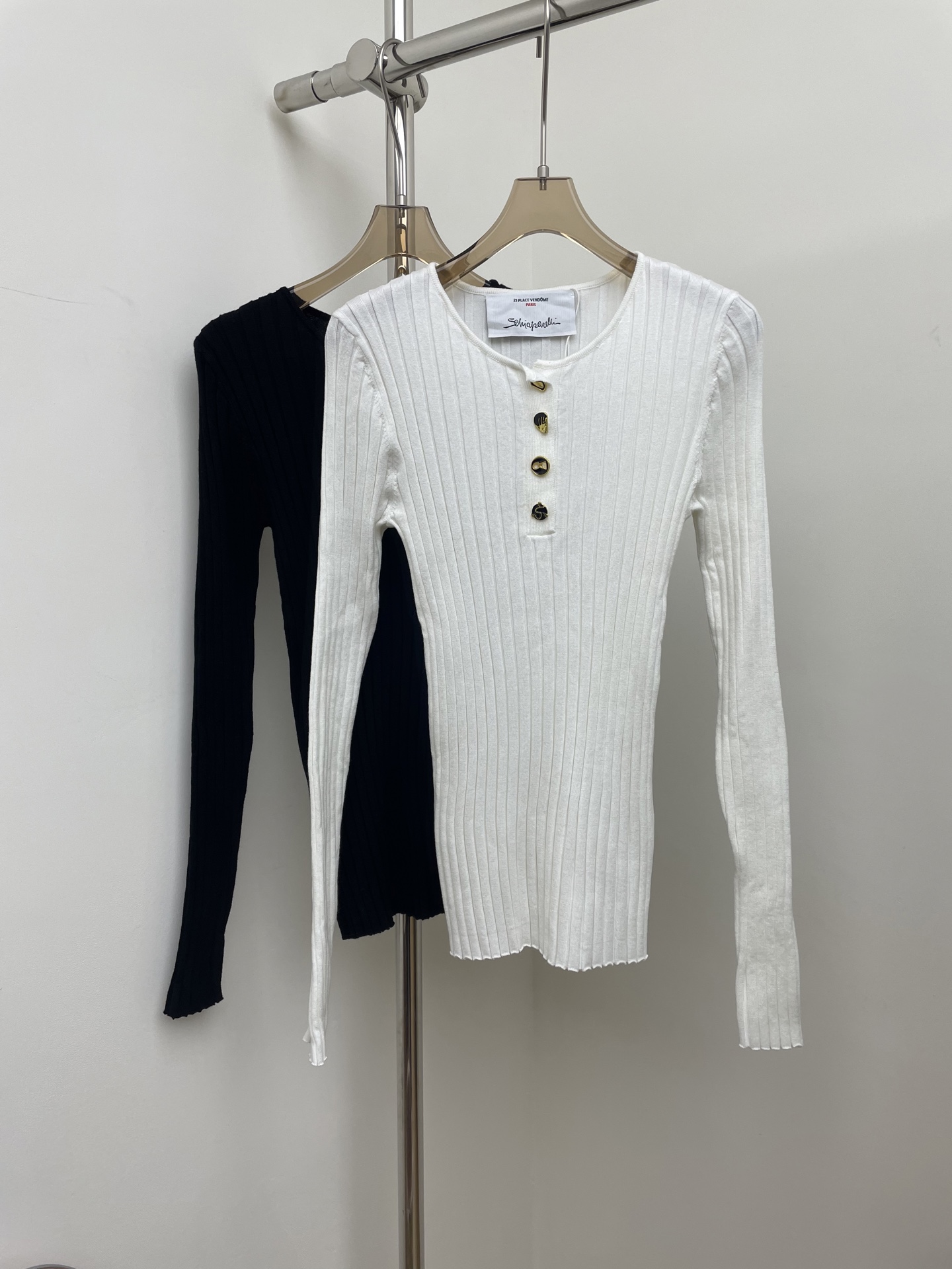 NO:549022,schiaparelli 2025 autumn and winter new style special buckle round neck knitted sweater with high appearance vertical stripes Special buckle decoration design hides flesh to make you look slim SML p photo, sweaters, alexander wang19860909schiaparelli 2025秋冬新款异形扣圆领针织毛衣 高颜值竖条纹 异形扣装饰设计 藏肉显瘦绝绝子 SML p实拍图,,sweaters,alexander wang,Women's clothing