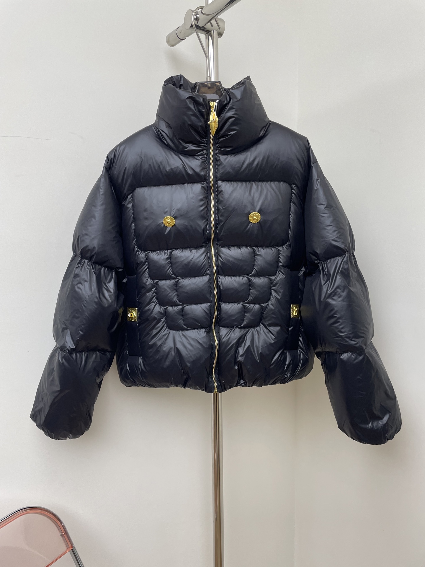 NO:549030,With dust bags, schiaparelli 2025 autumn and winter new special-shaped buckle decorative down jacket, stand-up collar short style, simple and atmospheric design, practical enough to wear and never be afraid of outdated, cold protection artifact, one color three-code SML real photos, down jacket, alexander wang19860909配防尘袋 schiaparelli 2025秋冬新款异形扣装饰羽绒服 立领短款版型 简洁大气的设计 足够实穿并且永远不怕过时哦 御寒神器 一色三码SML 实拍图,,down jacket,alexander wang,Women's clothing