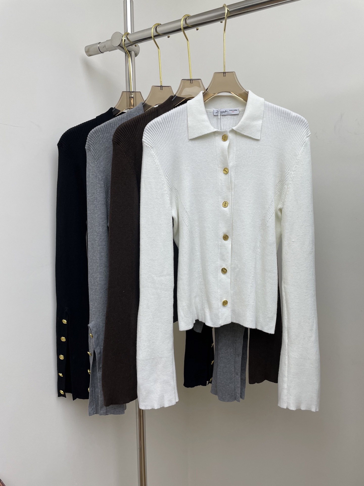 NO:550244,schiaparelli 25 autumn and winter new style special-shaped buckle decorative lapel knitted cardigan, high elastic basic version, very slim on the upper body, simple and big brand, four colors and three codes, SML real photos,,alexander wang19860909schiaparelli 25秋冬新款 异形扣装饰翻领针织开衫 高弹基础版型上身非常显瘦 简约又大牌 四色三码 SML 实拍图,,alexander wang,Women's clothing