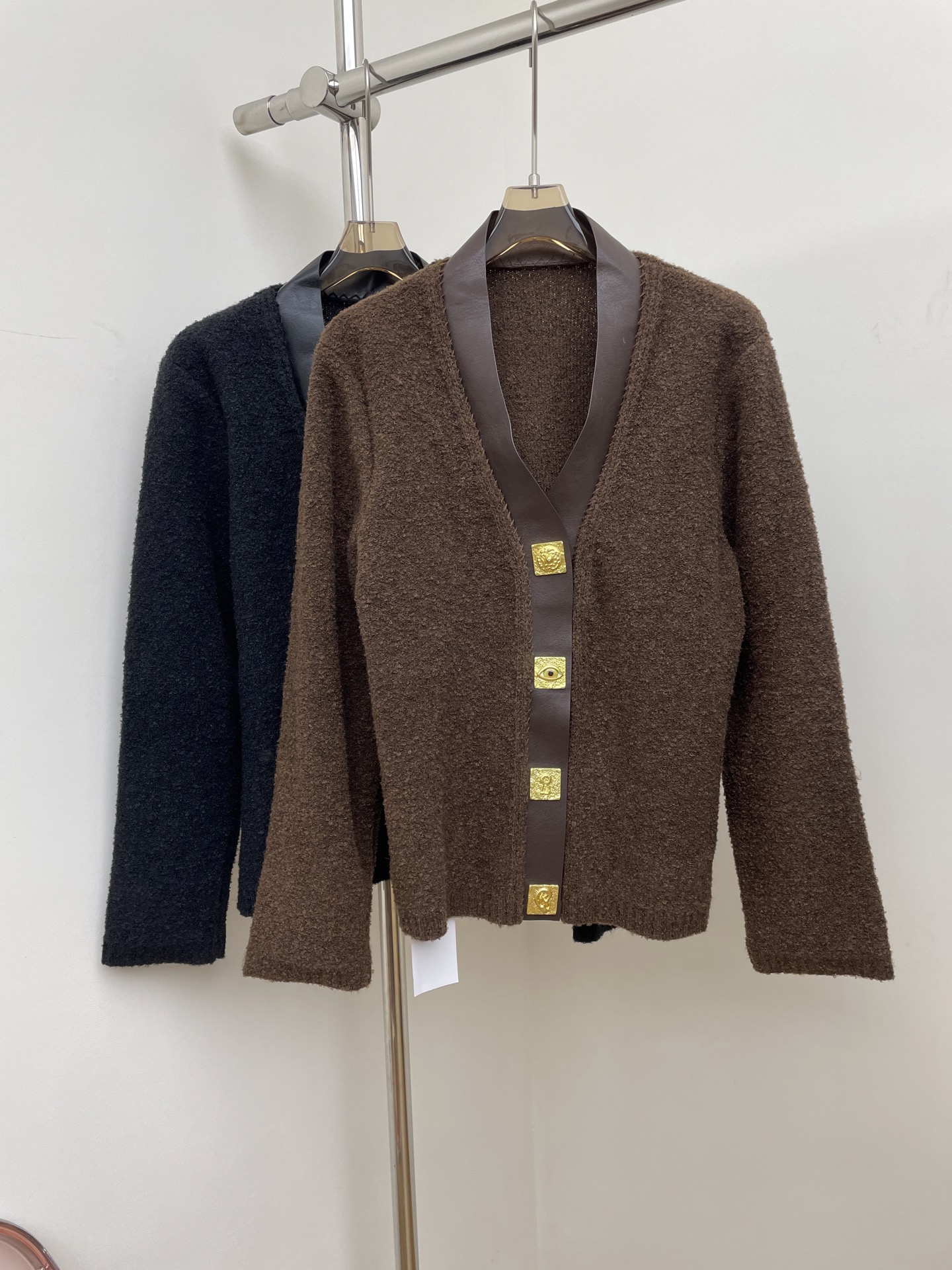 NO:550254,schiaparelli 25 autumn and winter new Pu leather edging V-neck knitted cardigan, special buckle decoration, classic impact edging, high-end and very retro and fashionable, black brown SML p photo, alexander wang19860909schiaparelli 25秋冬新款 Pu皮革包边V领针织开衫 异形扣装饰 经典撞击包边 高级又很复古时髦 黑色咖色SML p实拍图,,alexander wang,Women's clothing