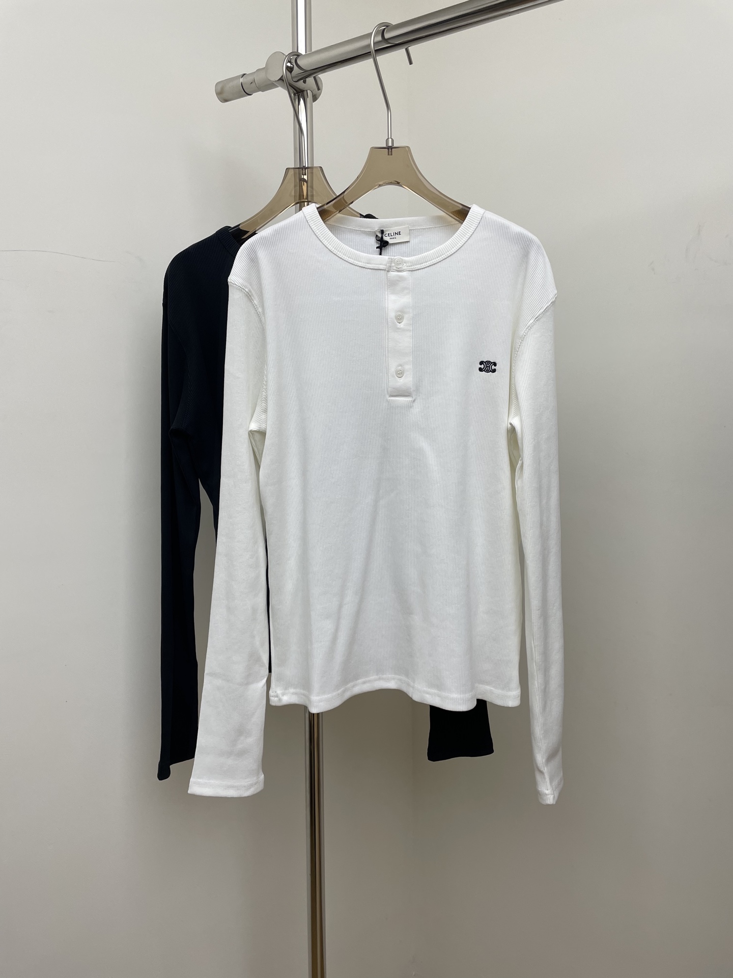 NO:550233,celin* 2025 autumn and winter new long-sleeved T-shirt Henry collar three-pin buttons half-open Arc de Triomphe embroidery men and women smlxl real photos, celine,tees, t-shirt,alexander wang19860909celin* 2025秋冬新款长袖T恤 亨利领三粒扣半开 凯旋门刺绣 男女同款 smlxl 实拍图,,celine,tees，t-shirt,alexander wang,Women's clothing