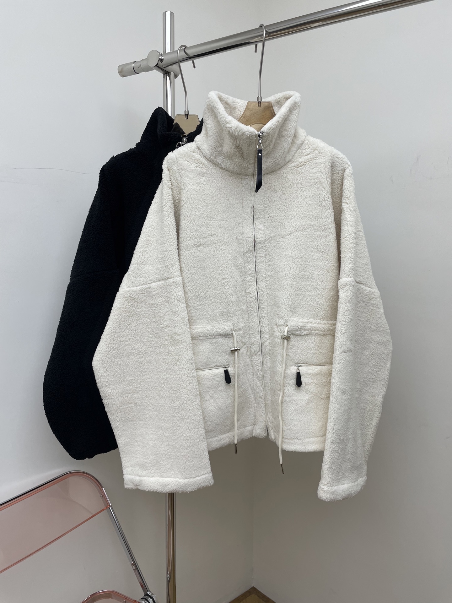 NO:562640,viktoriachan2025 new autumn and winter stand-up collar loose polar fleece jacket, double-ended zipper is flexible and lightweight. Waist drawstring, black and white sml p real shot,,chanel,jackets & coats,alexander wang19860909viktoriachan2025秋冬新款立领宽松摇粒绒外套,双头拉链灵活轻巧.腰部抽绳,黑色白色sml p实拍图,,chanel,jackets & coats,alexander wang,Women's clothing
