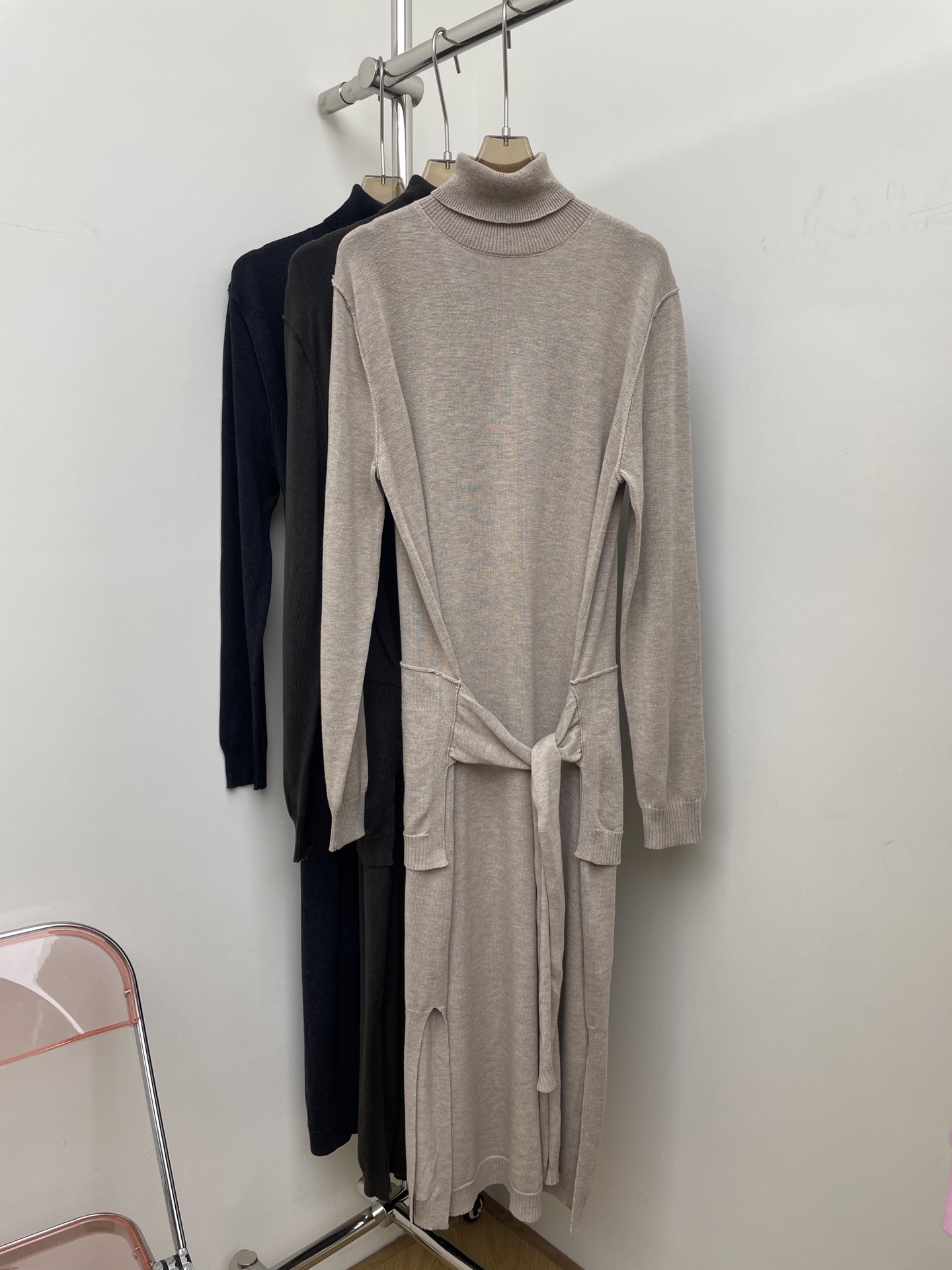 NO:562635,lemaire 2025 autumn and winter new high-neck long-sleeved lace-up dress, decorated with lace-up stitching at the waist, simple and fashionable old money, three colors and three codes 343638 p real shot,,skirts,alexander wang19860909lemaire 2025秋冬新款高领长袖系带连衣裙,腰部位置饰有系带拼接,简约时髦老钱,三色三码 343638 p实拍图,,skirts,alexander wang,Women's clothing