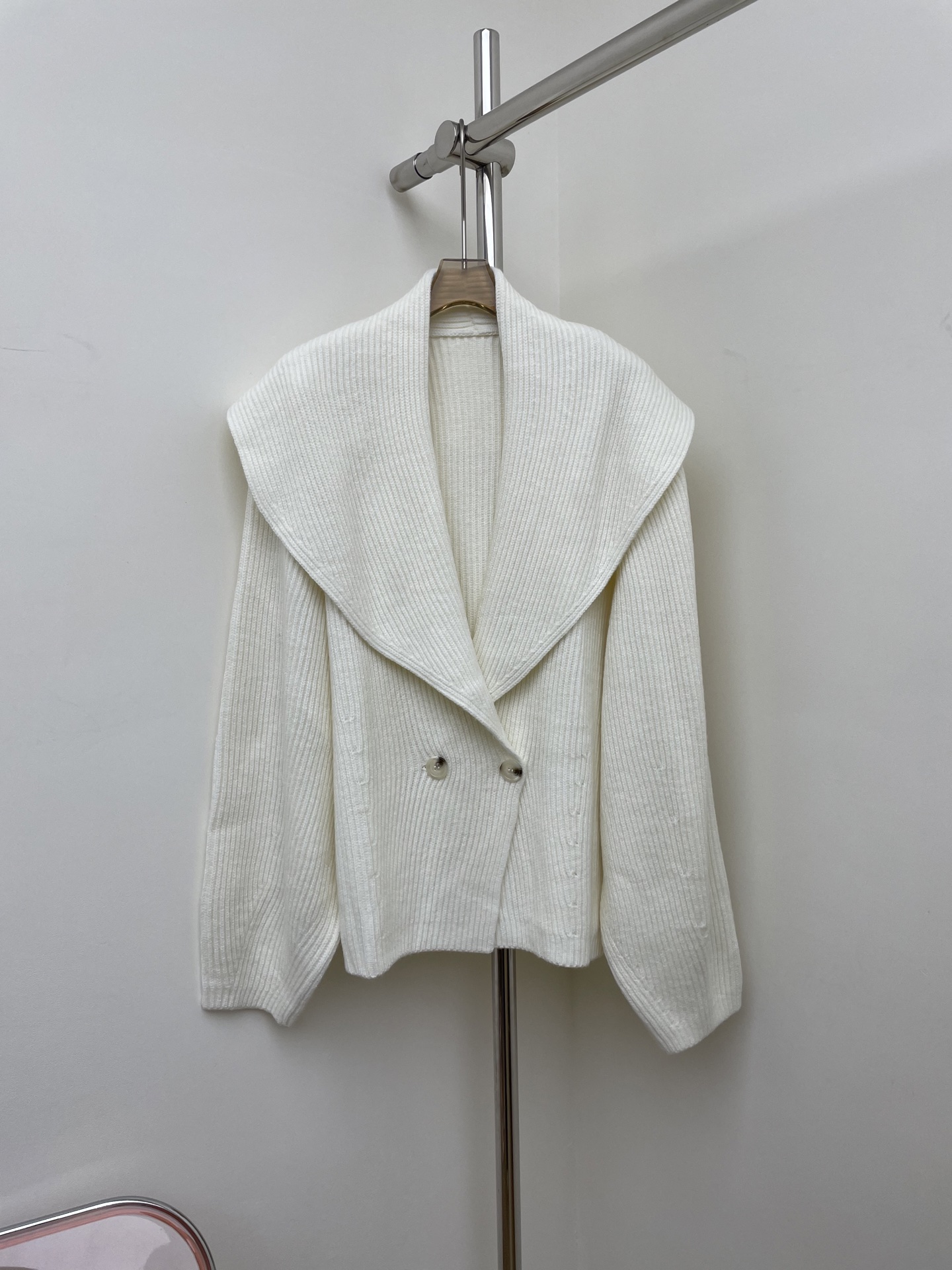 NO:563388,Toteme 2025 new autumn and winter shawl wool jacket. Soft and waxy, supple and comfortable. 343638 Actual pictures,,jackets & coats,shawls,alexander wang19860909Toteme 2025秋冬新款披肩羊毛外套.软糯糯、柔顺舒适.343638 实拍图,,jackets & coats,shawls,alexander wang,Women's clothing