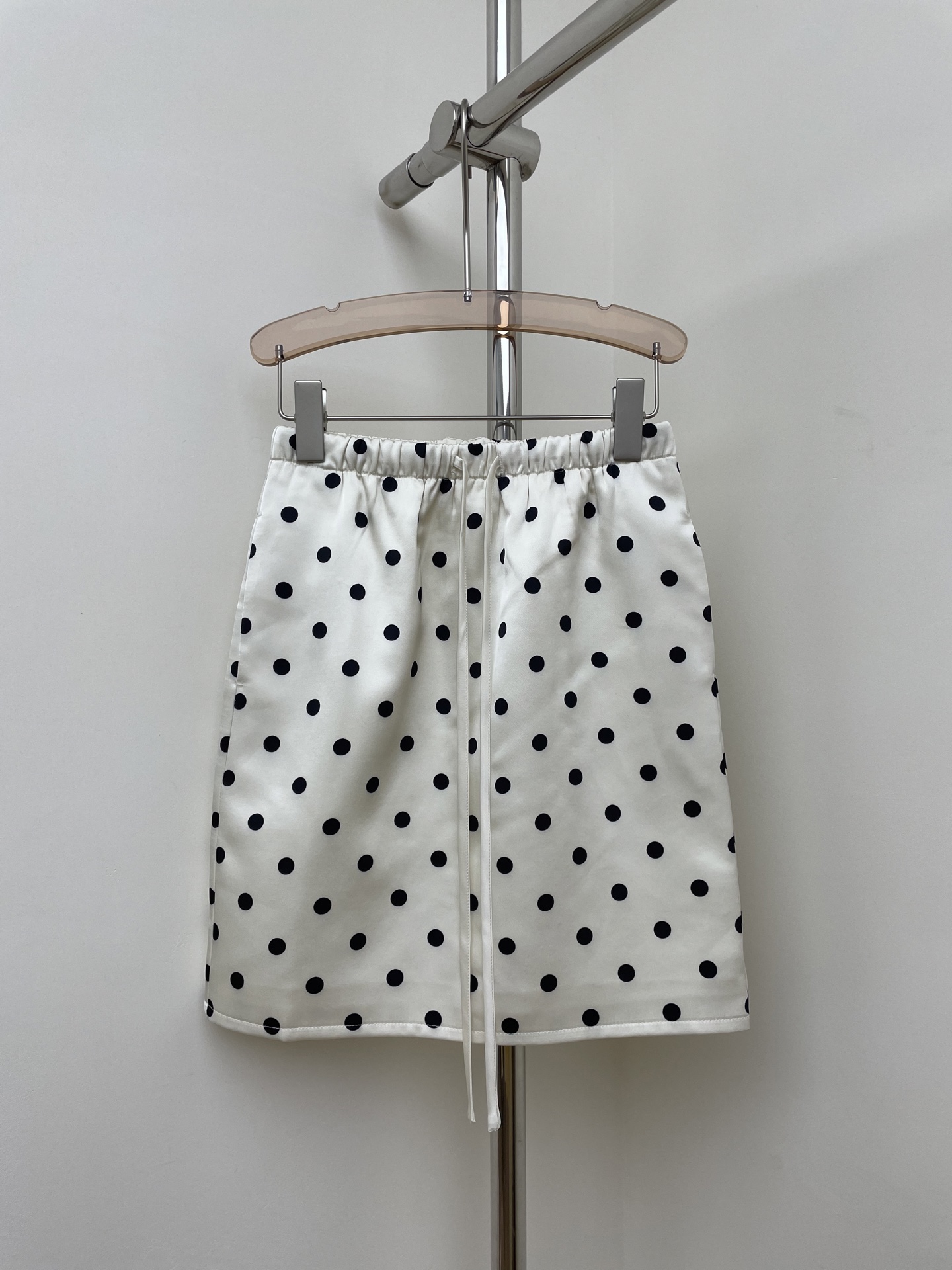 NO:564825,RA 2025 autumn and winter new polka dot five-point skirt, retro atmosphere, five-point skirt design, suitable for various scene dressing needs.sml real photos,,skirts,alexander wang19860909RA 2025秋冬新款波点五分半裙,复古氛围, 五分半裙设计,适配各种场景穿搭需求.sml 实拍图,,skirts,alexander wang,Women's clothing