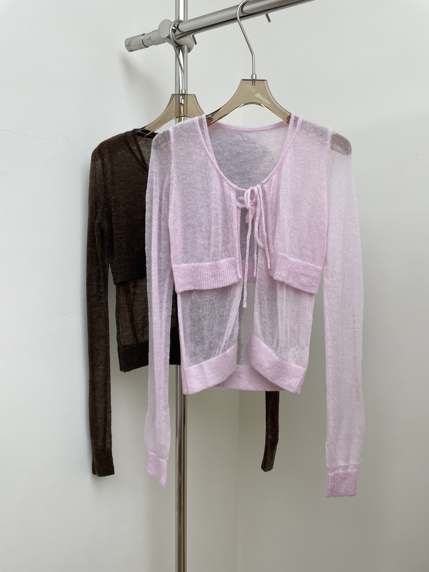 NO:564831,RA 2025 new autumn and winter foggy lace-up cardigan, foggy material, fake two-piece design to increase the layering of the outfit, elongate the neck line sml real shot, alexander wang19860909RA 2025秋冬新款雾感系带开衫,雾感材质,增加穿搭层次感的假两件设计,,拉长颈部线条sml 实拍图,,alexander wang,Women's clothing