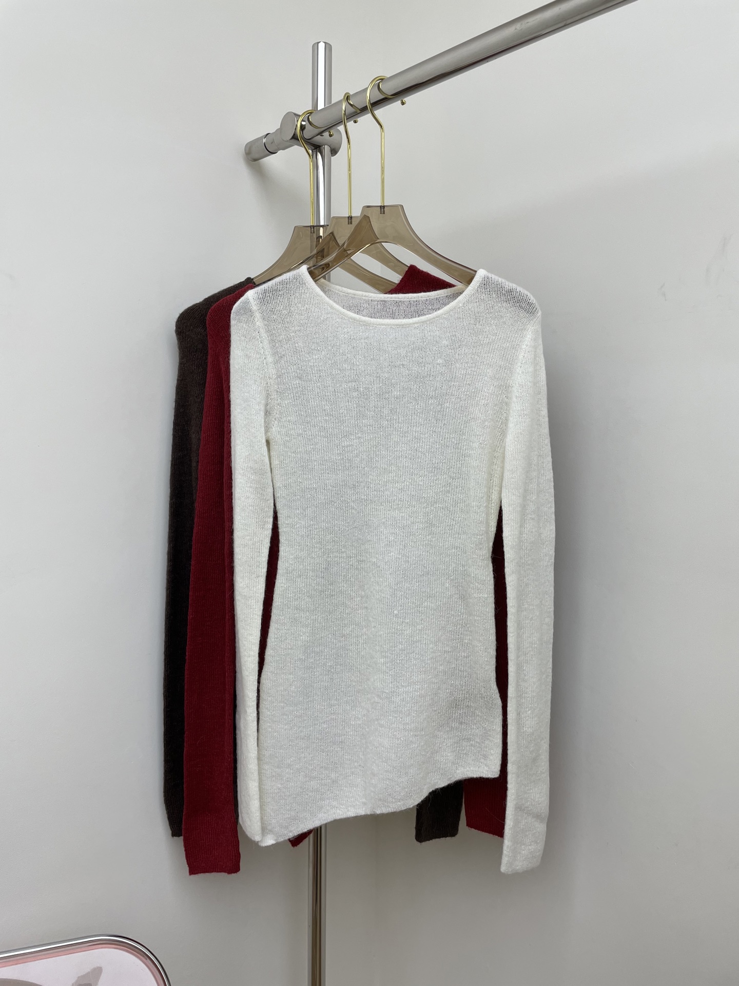 NO:565703,INTO 2025 autumn and winter new asymmetrical soft waxy alpaca blended knitted top white red brown sml real photos,,alexander wang19860909INTO 2025秋冬新款不对称软糯羊驼毛混纺针织上衣 白色红色咖色 sml 实拍图,,alexander wang,Women's clothing