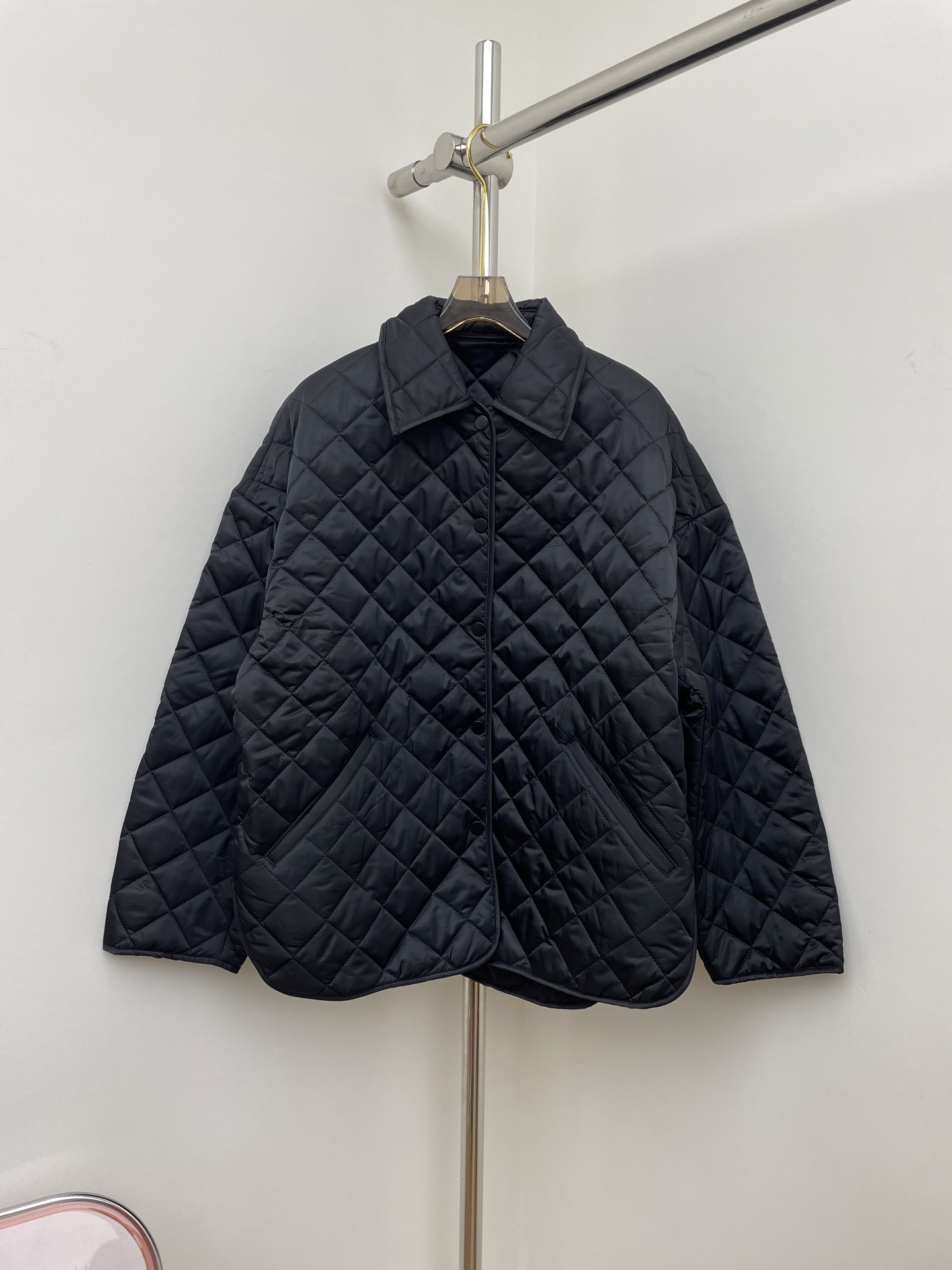 NO:566612,TOTEME 2025 autumn and winter new black collared rhombus jacket. It feels soft, smooth and skin-friendly. The upper body is warm and slimming. High-end Lingge quilted fashion design 343638 Actual pictures,,jackets & coats,alexander wang19860909TOTEME 2025秋冬新款黑色带领菱格外套 手感柔软顺滑亲肤 上身保暖显瘦高级 凌格绗缝时尚设计 343638 实拍图,,jackets & coats,alexander wang,Women's clothing