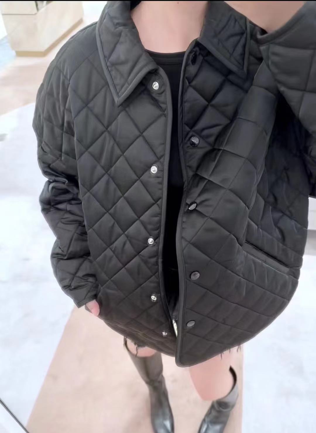 NO:566617,TOTEME 2025 autumn and winter new black collared rhombus jacket. It feels soft, smooth and skin-friendly. The upper body is warm and looks slim. Lingge quilted fashion design 343638,,jackets & coats,alexander wang19860909TOTEME 2025秋冬新款黑色带领菱格外套 手感柔软顺滑亲肤 上身保暖显瘦高级 凌格绗缝时尚设计 343638,,jackets & coats,alexander wang,Women's clothing