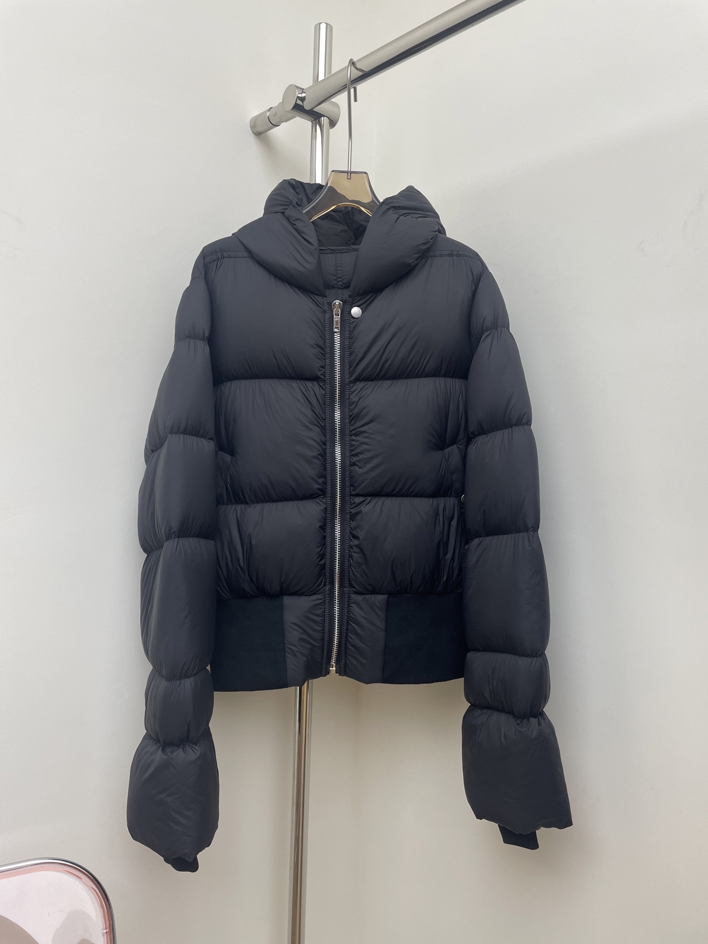 NO:568693,With dust bag rick owens 2025 new autumn and winter dark style black down jacket autumn and winter black hooded short jacket goose down down jacket black SML real photos,,jackets & coats,down jacket,hats,alexander wang19860909配防尘袋 rick owens 2025秋冬新款暗黑风黑色羽绒服秋冬黑色连帽短款夹克鹅绒羽绒服 黑色 SML 实拍图,,jackets & coats,down jacket,hats,alexander wang,Women's clothing