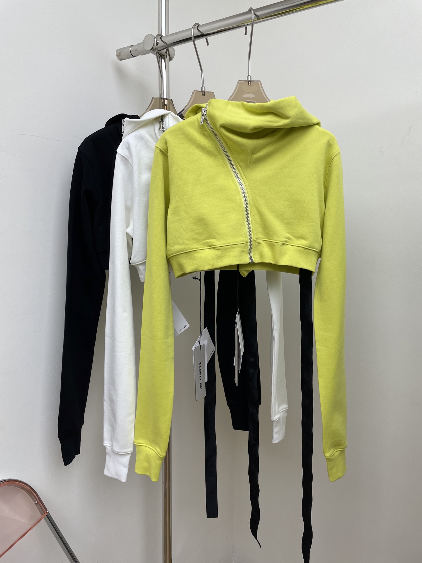 NO:567804,rick owens 2025 new autumn and winter dark wind diagonal zipper cardigan coat wizard hat large hood casual slim ultra short sweatshirt jacket black white green sml real shot pictures,,hoodie,sweatshirts,jackets & coats,hats,alexander wang19860909rick owens 2025秋冬新款暗黑风斜拉链开衫外套巫师帽大兜帽休闲修身超短款卫衣外套 黑色 白色 绿色 sml 实拍图,,hoodie,sweatshirts,jackets & coats,hats,alexander wang,Women's clothing