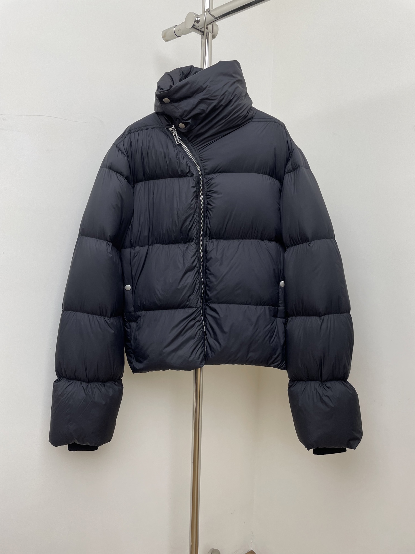 NO:568667,Comes with dust bag rick owens 2025 new autumn and winter dark style down jacket stand collar diagonal zipper down jacket new simple retro trendy quilted original goose down jacket black size SMLXL real shot,,jackets & coats,down jacket,alexander wang19860909配防尘袋 rick owens 2025秋冬新款暗黑风羽绒服立领斜拉链羽绒服新款简约复古潮流绗缝原创鹅绒外套 黑色 码数SMLXL 实拍图,,jackets & coats,down jacket,alexander wang,Women's clothing