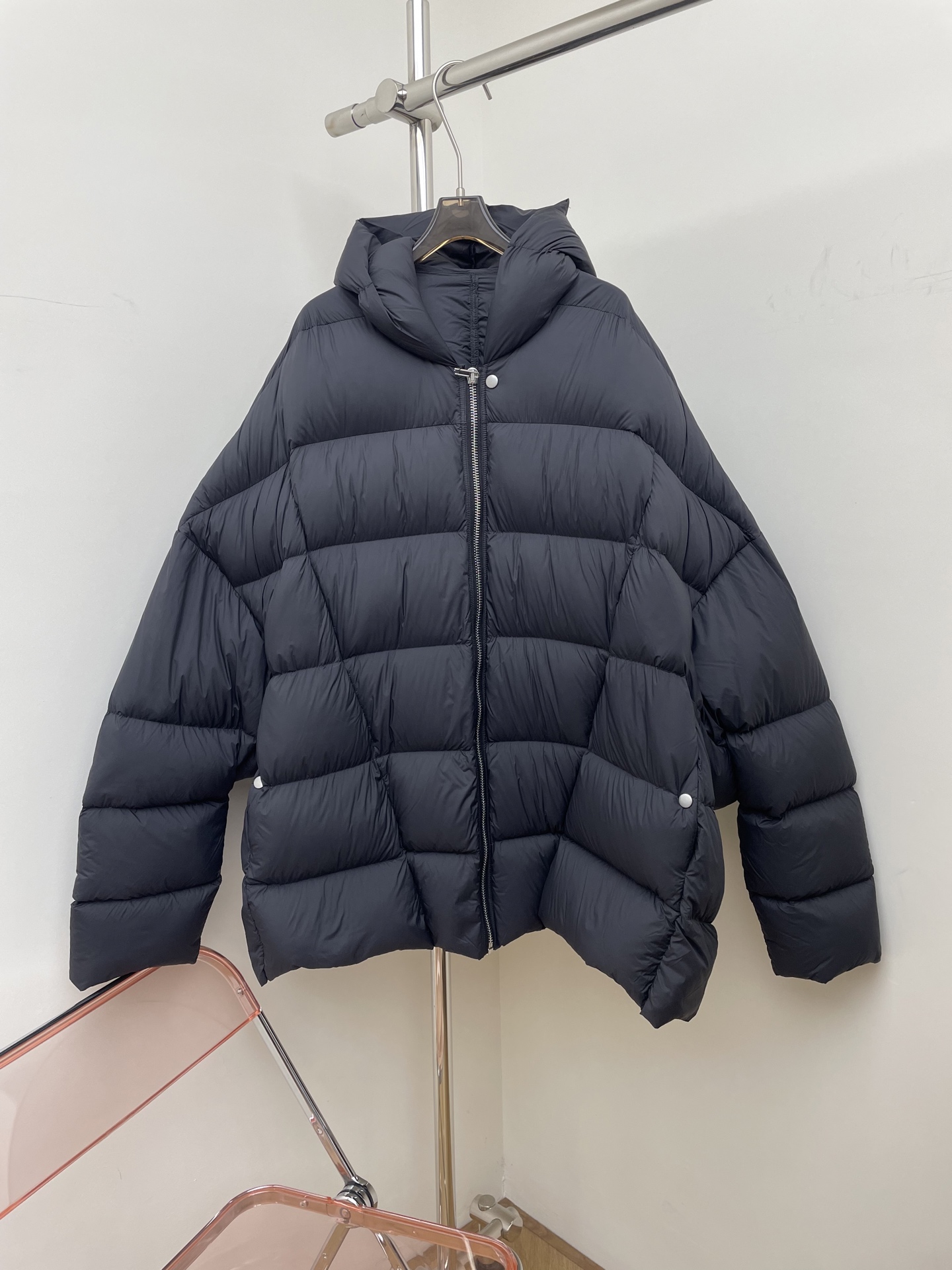 NO:568671,Comes with dust bag rick owens 2025 new autumn and winter catwalk style down jacket dark style large version coat bat sleeves loose cold-proof goose down hooded down jacket black size SMLXL real shot,,jackets & coats,down jacket,hats,alexander wang19860909配防尘袋 rick owens 2025秋冬新款走秀款羽绒服暗黑风大版型外套蝙蝠袖宽松防寒鹅绒连帽羽绒服 黑色 码数SMLXL 实拍图,,jackets & coats,down jacket,hats,alexander wang,Women's clothing