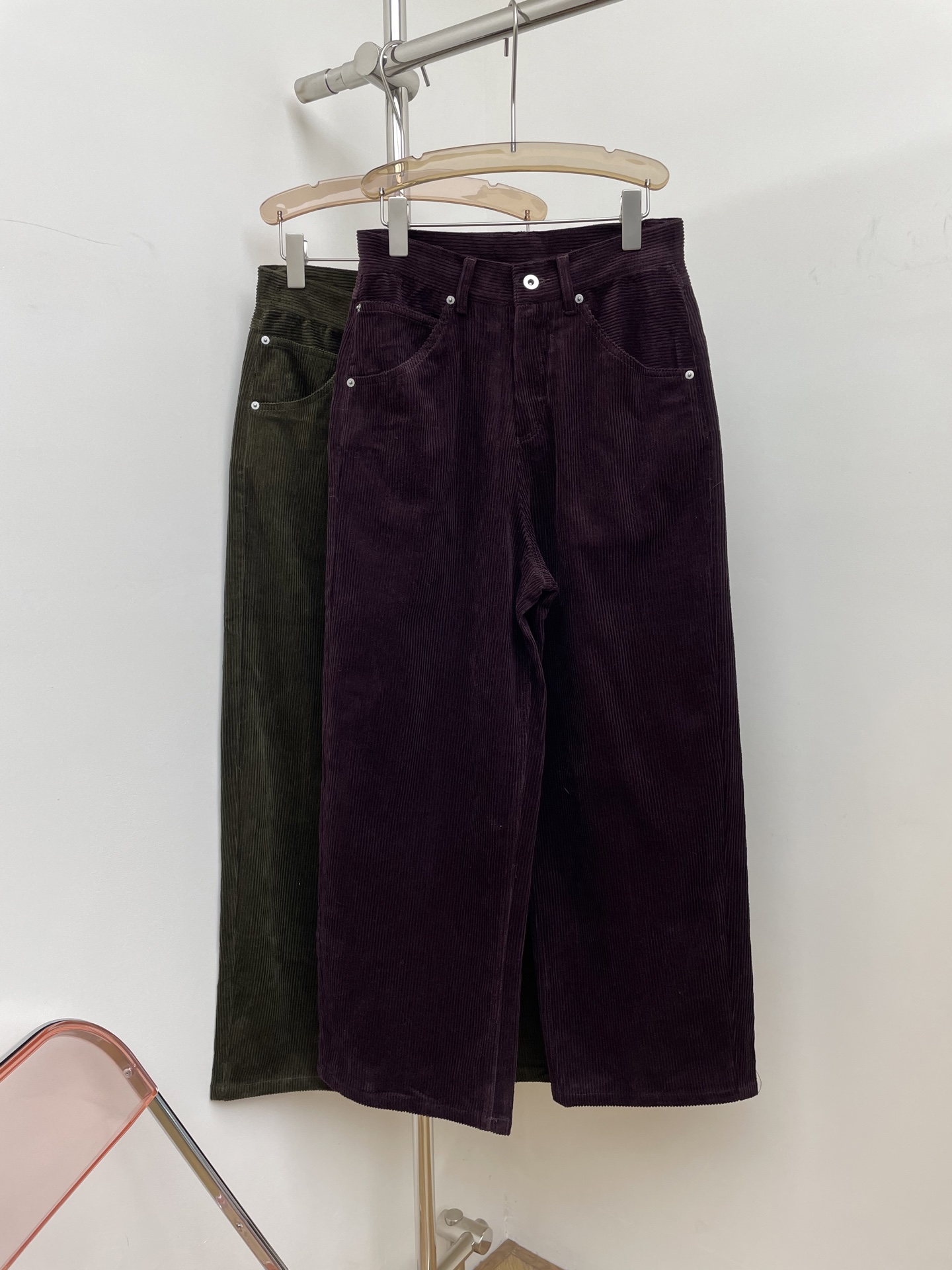 NO:569742,RA 2025 new autumn and winter corduroy straight pants, selected pure cotton corduroy fabric, straight and loose fit that accommodates various leg shapes, two colors and three sizes. SML p real shot,, alexander wang19860909RA 2025秋冬新款灯芯绒直筒裤,甄选纯棉灯芯绒面料,包容各种腿型的直筒宽松版型,两色三码.SML p实拍图,,alexander wang,Women's clothing