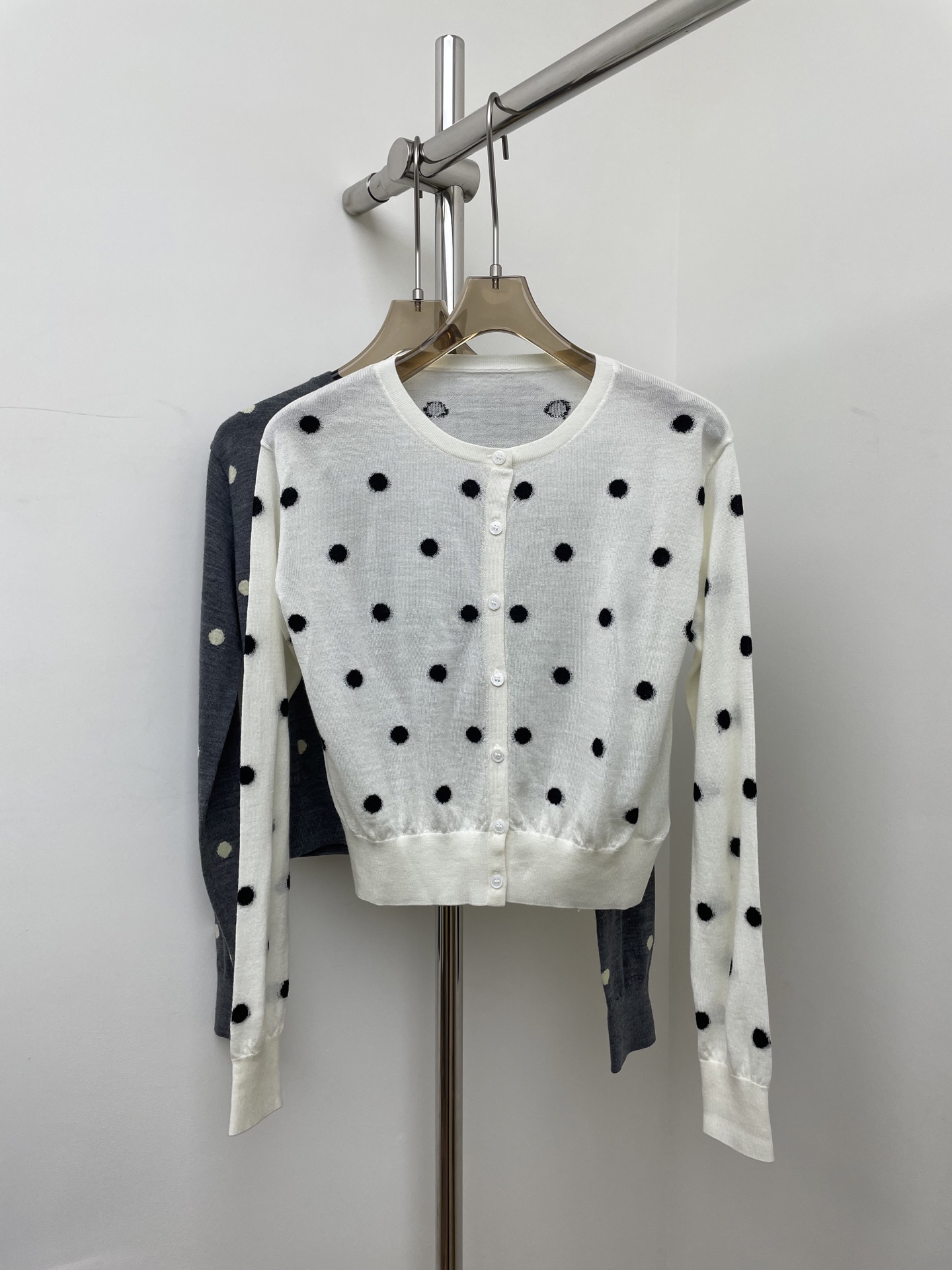 NO:569750,RA 2025 new autumn and winter sheep wool polka dot cardigan, selected brand sheep wool yarn, imported machine single-sided jacquard sweater technology, three colors and three codes sml real photos,,sweaters,alexander wang19860909RA 2025秋冬新款绵羊毛波点开衫,甄选品牌绵羊毛毛纱,进口机单面提花毛衣工艺,三色三码 sml 实拍图,,sweaters,alexander wang,Women's clothing