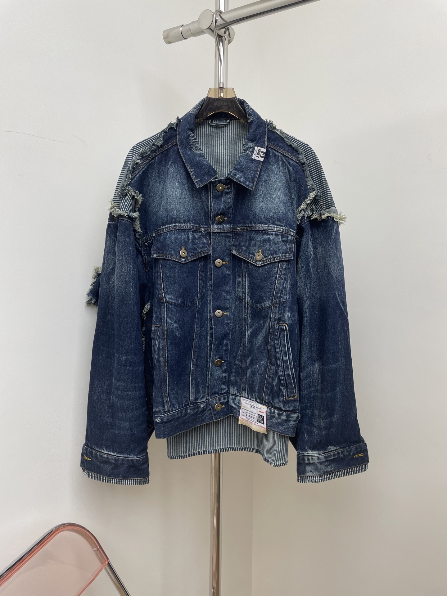 NO:570685,mmy 2025 autumn and winter new denim jacket. Splicing design. Heavy washing will damage the fringe. Loose fit. smlxl. Actual pictures,,jackets & coats,alexander wang19860909mmy 2025秋冬新款牛仔外套 拼接设计 重工洗水破坏毛须边 宽松版型 smlxl 实拍图,,jackets & coats,alexander wang,Women's clothing