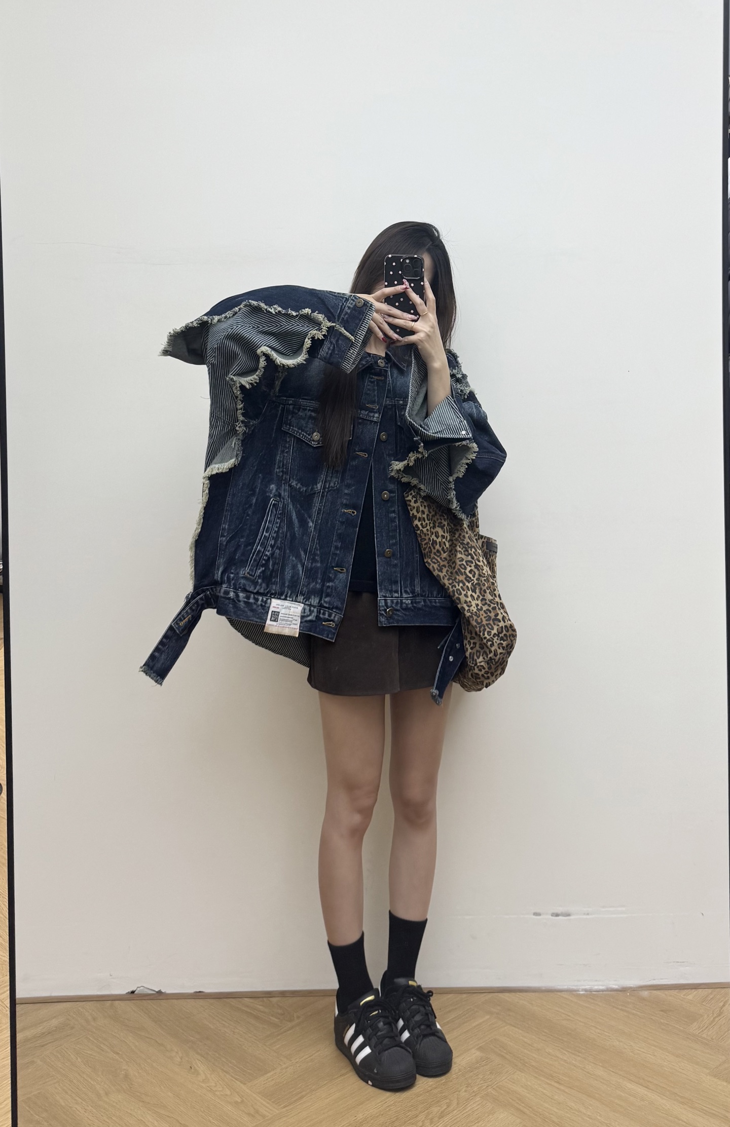NO:570690,mmy 2025 autumn and winter new denim jacket, splicing design, heavy washing to damage the fringe, loose fit, smlxl p,,jackets & coats,alexander wang19860909mmy 2025秋冬新款牛仔外套 拼接设计 重工洗水破坏毛须边 宽松版型 smlxl p,,jackets & coats,alexander wang,Women's clothing
