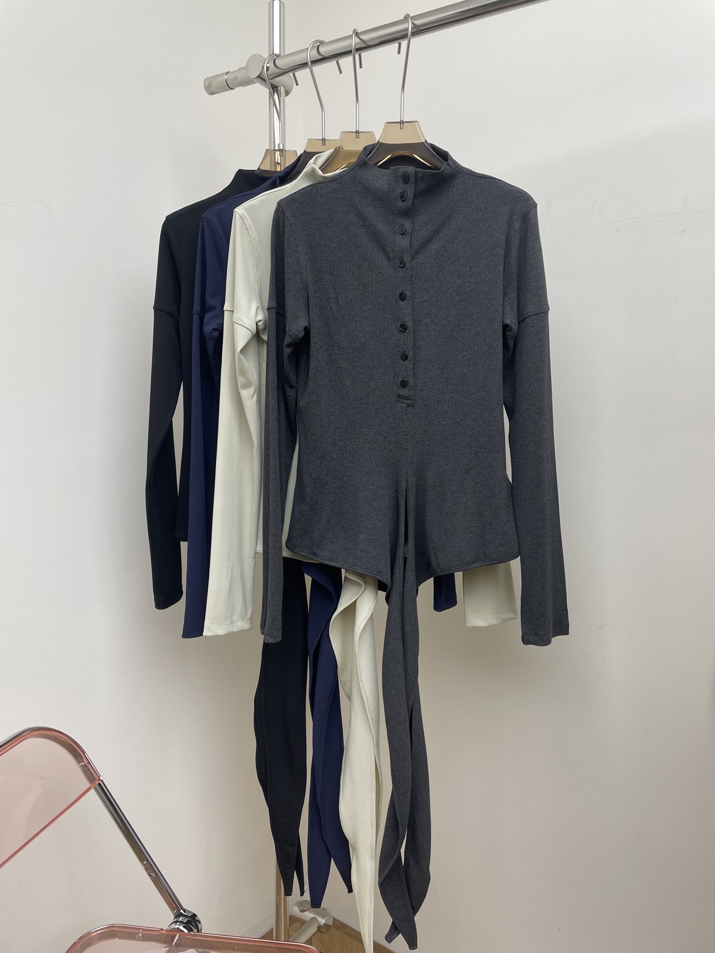 NO:575931,Low C 2025 new autumn and winter bottoming shirt, half turtleneck, button wrap, lace-up long-sleeved T, various ways to wear, two colors can be layered, so beautiful, four colors and three sizes, sml real shot,,alexander wang19860909Low C 2025秋冬新款打底衫 半高领纽扣裹身系带长袖T 各种穿法 两种颜色叠穿都可 太好看了 四色三码 sml 实拍图,,alexander wang,Women's clothing