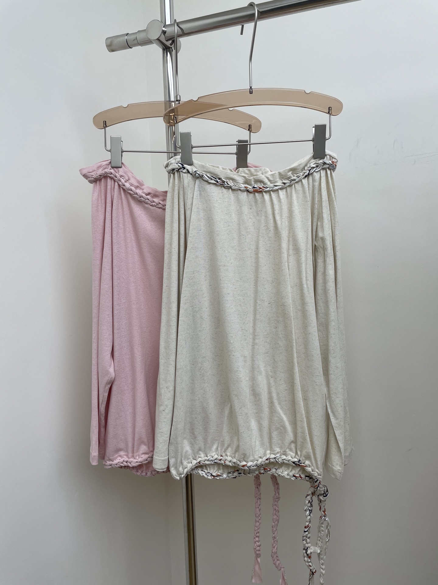 NO:575933,MW 2025 early autumn new woven one-line top, the shoulders and hem are purely hand-woven, adding three-dimensionality and texture, unique design and tailoring, sml p real photos, alexander wang19860909MW 2025早秋新款编织一字上衣,肩部和衣摆纯手工编织,增加立体和质感,独特的设计剪裁,sml p实拍图,,alexander wang,Women's clothing