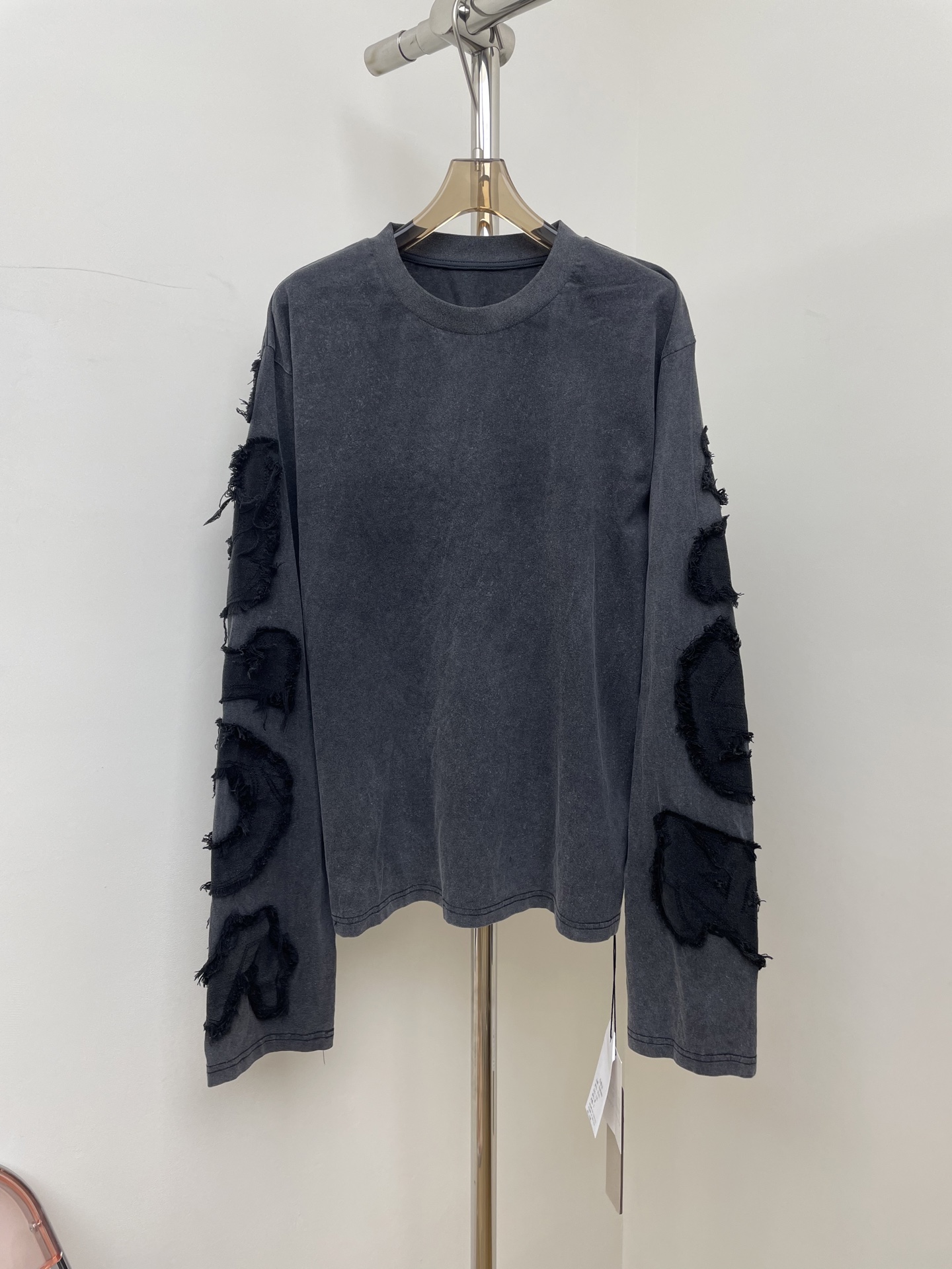 NO:576048,rick owens 2025 autumn and winter new dark style T-shirt autumn and winter new patch embroidered long-sleeved round neck T-shirt dark gray SMLXL real photos,,tees,t-shirt,alexander wang19860909rick owens 2025秋冬新款暗黑风T恤秋冬新款贴布绣花长袖圆领T恤 深灰 SMLXL 实拍图,,tees，t-shirt,alexander wang,Women's clothing