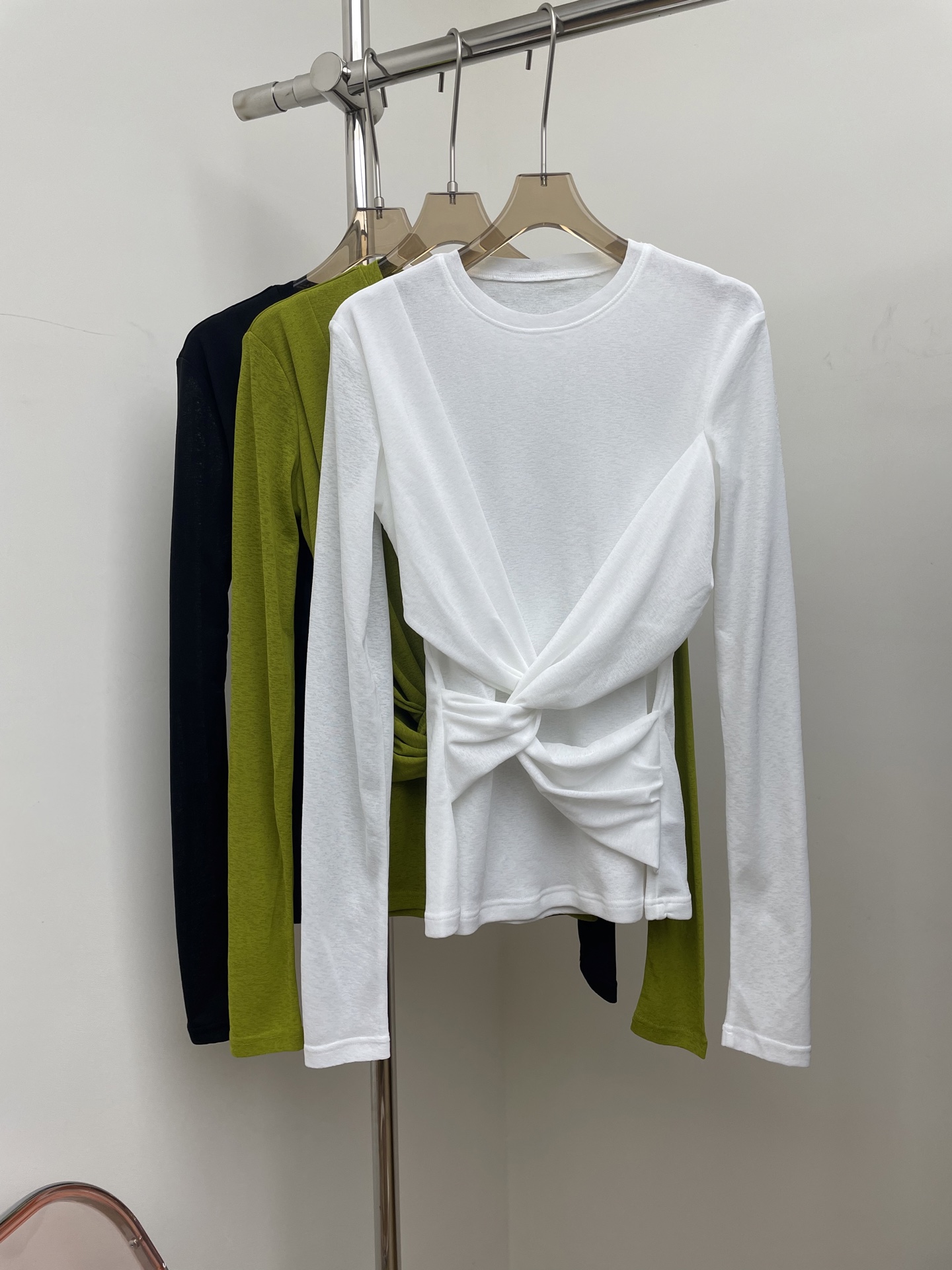 NO:576573,nanushk* 2025 autumn and winter new long-sleeved, versatile twist top, the fabric is soft and comfortable, the upper body is slightly see-through and versatile. Three colors and three sizes sml real shot,, alexander wang19860909nanushk* 2025秋冬新款长袖,百搭扭结上衣,面料柔软舒适,上身微微透既视感百搭款.三色三码sml 实拍图,,alexander wang,Women's clothing