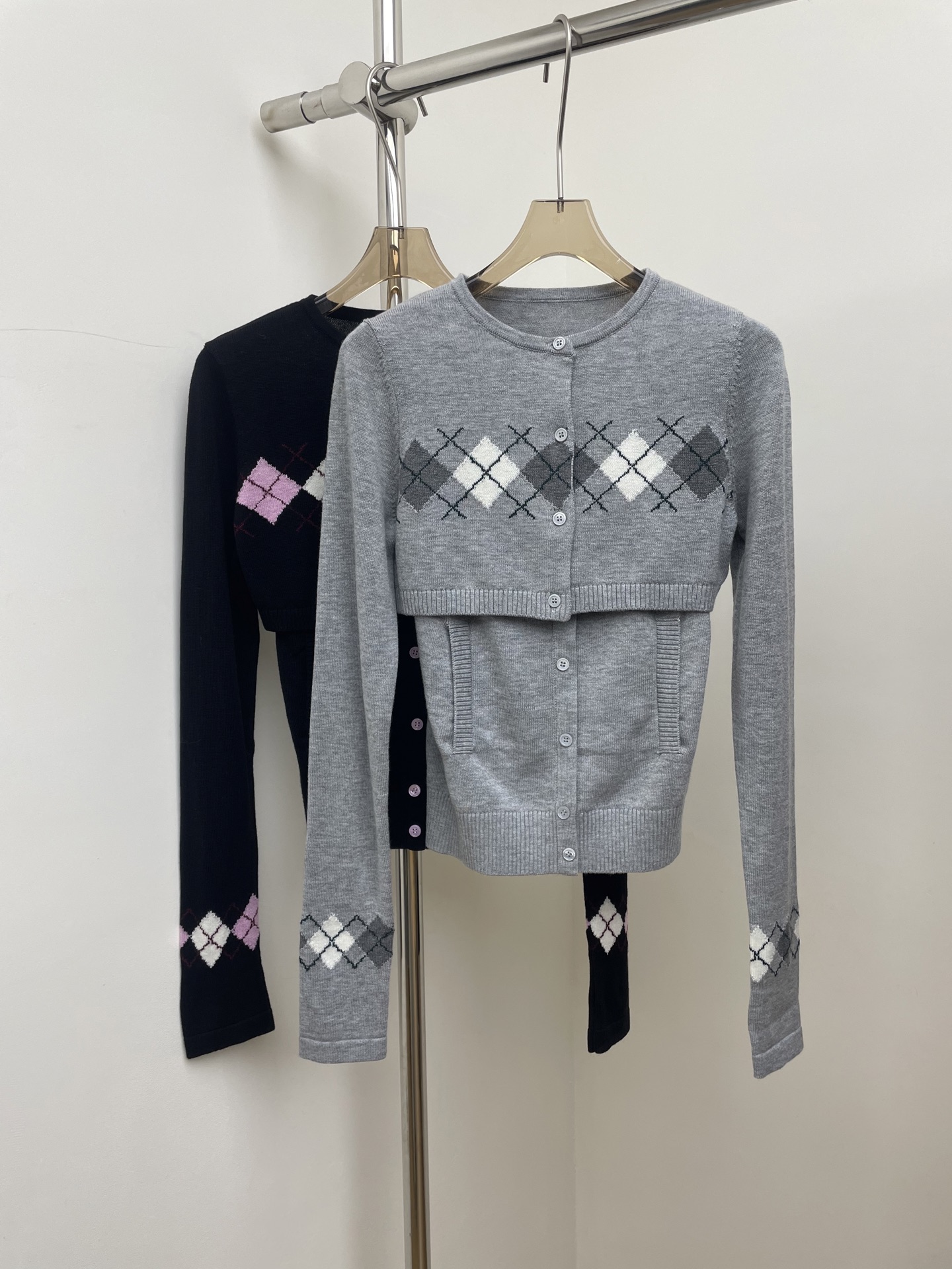 NO:576740,Cardigan suspenders RA autumn and winter new diamond pattern two-piece set. Can be sold separately. Original sheep wool yarn is selected, skin-friendly and soft, two pieces are stacked to lengthen the body proportions, two colors and three sizes sml real photos, alexander wang19860909开衫 吊带 RA 秋冬新款菱格纹两件套.可分开售卖.甄选原厂绵羊毛毛纱,亲肤柔软,两件叠穿,拉长身材比例,两色三码 sml 实拍图,,alexander wang,Women's clothing