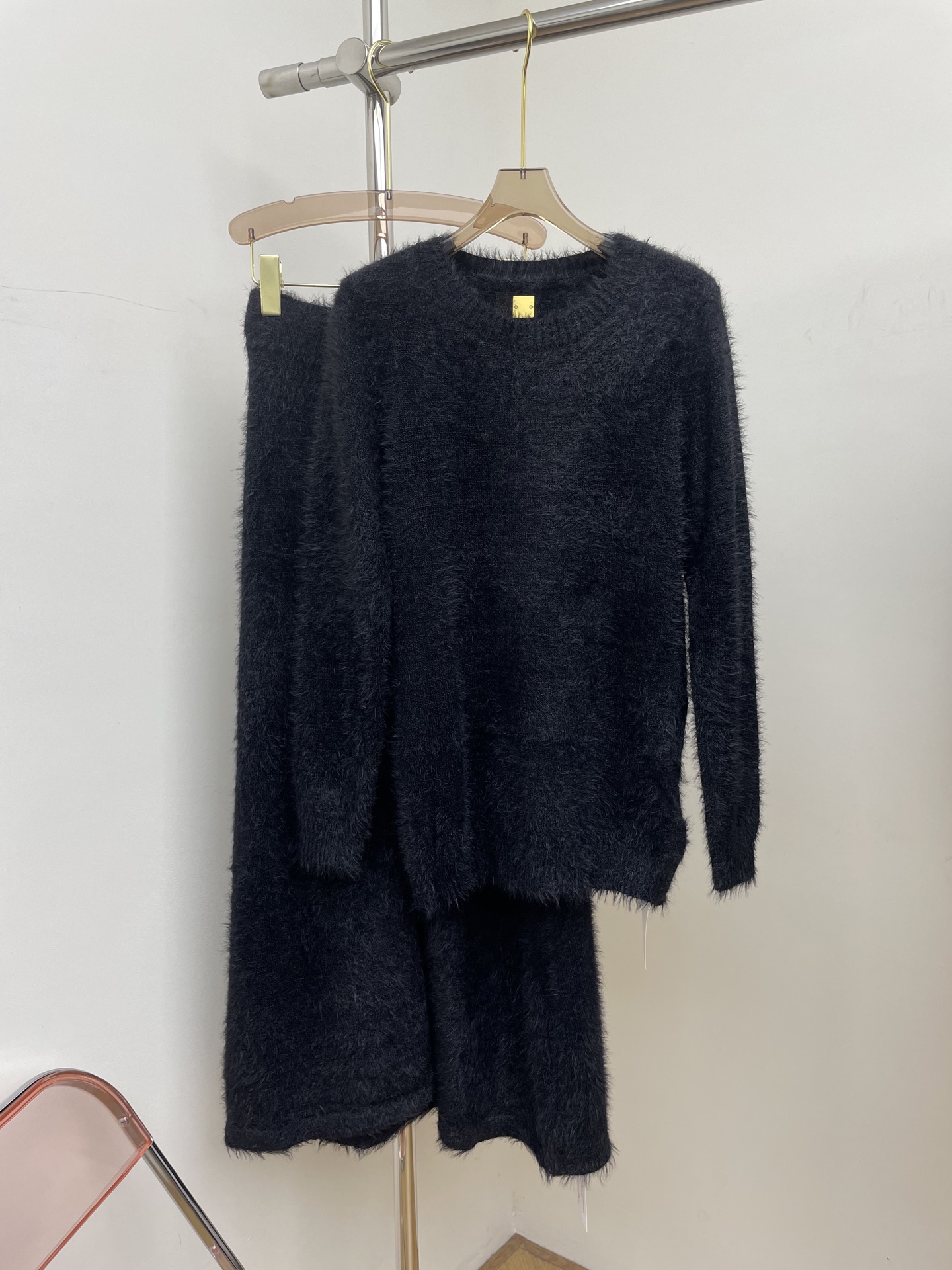 NO:576982,Schiaparelli 2025 autumn and winter new pullover, plush, exquisite button embellishment, soft and skin-friendly sml,,alexander wang19860909schiaparelli 2025秋冬新款套头衫 绒毛 精致纽扣点缀 触感软糯亲肤 sml,,alexander wang,Women's clothing