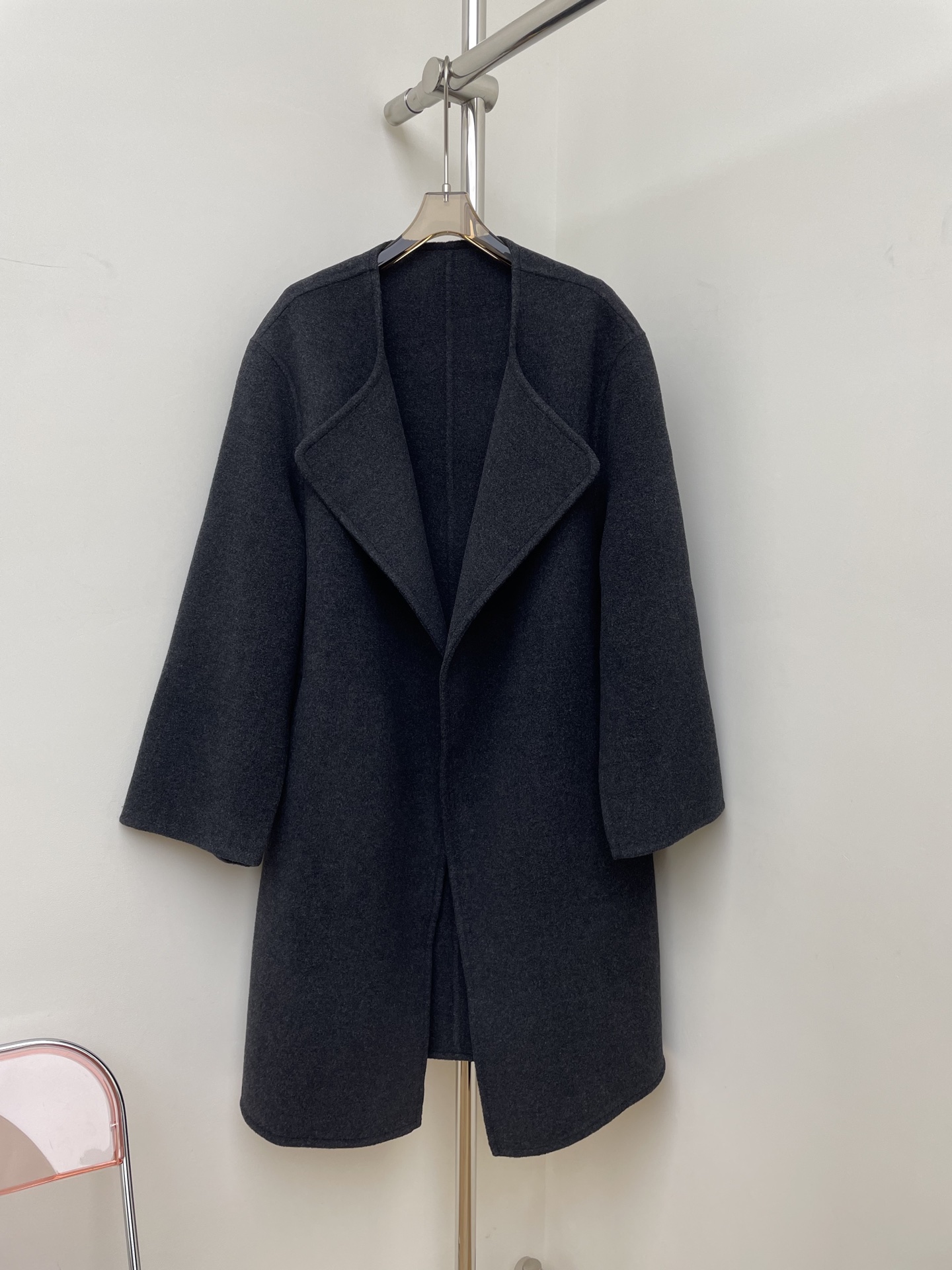 NO:577936,toteme 2025 autumn and winter new coat, neat and minimalist tailoring, full of high-end sense, wool blended fabric, 343638 real shot,,alexander wang19860909toteme 2025秋冬新款大衣利落极简的裁剪 高级感满满 羊毛混纺面料 343638实拍图,,alexander wang,Women's clothing