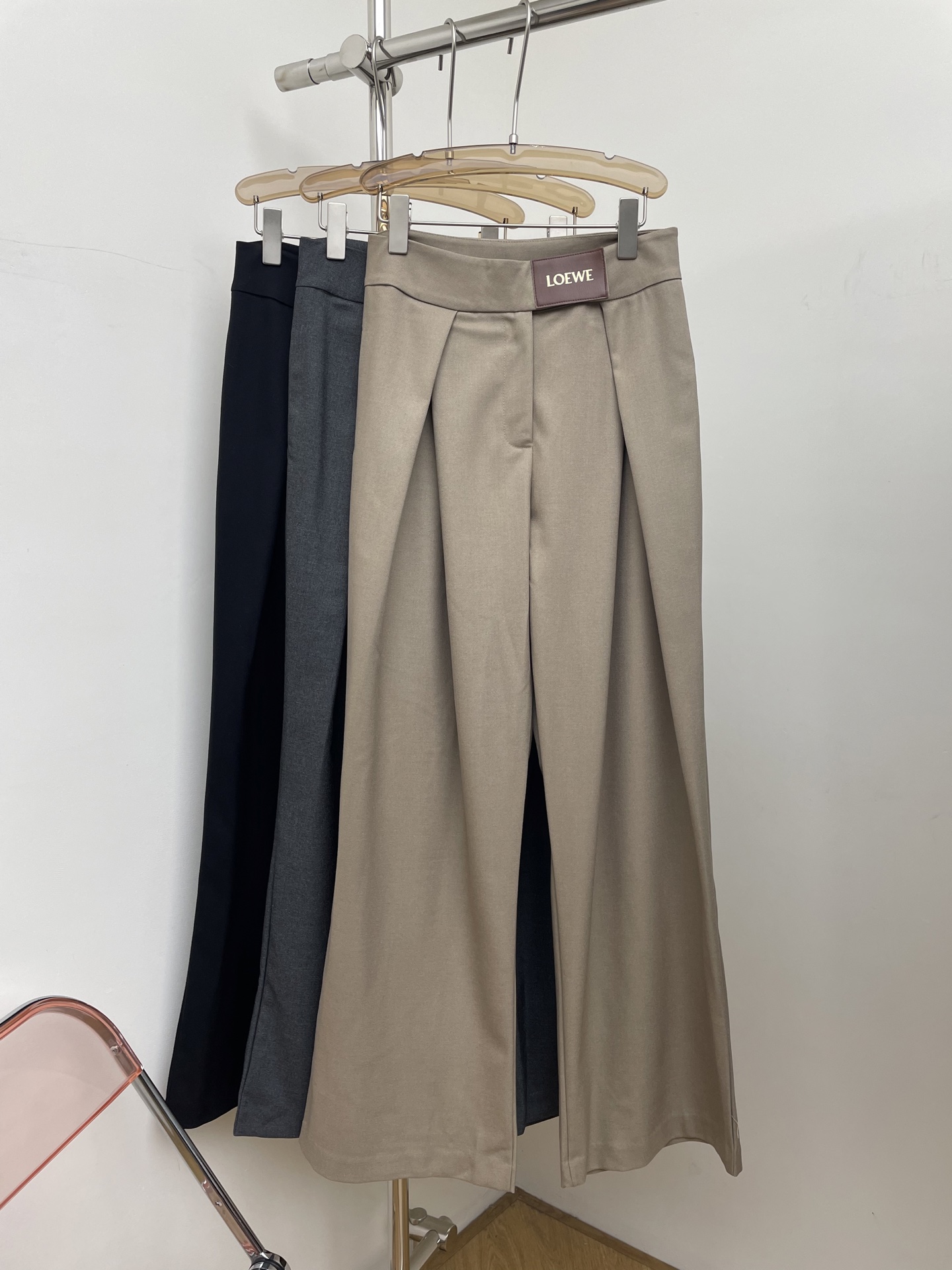 NO:578170,loew* 2025 autumn and winter new trousers, pleated design, leather brand embellishment, three colors and three sizes, sml real photos,,loewe,alexander wang19860909loew* 2025秋冬新款长裤 褶皱设计 皮牌点缀 三色三码 sml 实拍图,,loewe,alexander wang,Women's clothing