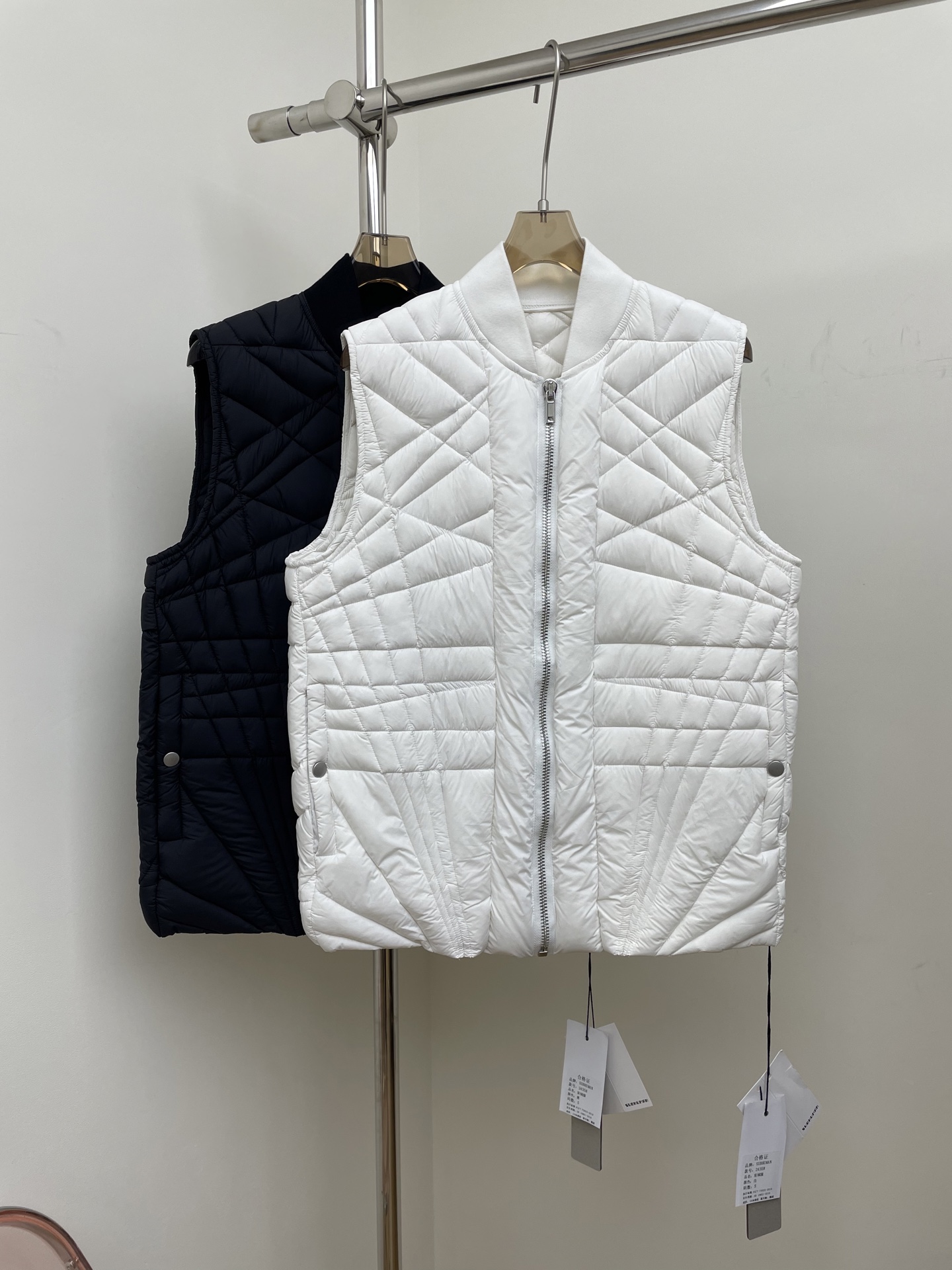 NO:578606,Comes with dust bag rick owens 2025 new autumn and winter dark style vest line quilted stripe design zipper sleeveless motorcycle down vest white black size SMLXL real shot,,down jacket,alexander wang19860909配防尘袋 rick owens 2025秋冬新款暗黑风马甲线绗条纹设计拉链无袖机车羽绒马甲 白色黑色 码数SMLXL 实拍图,,down jacket,alexander wang,Women's clothing