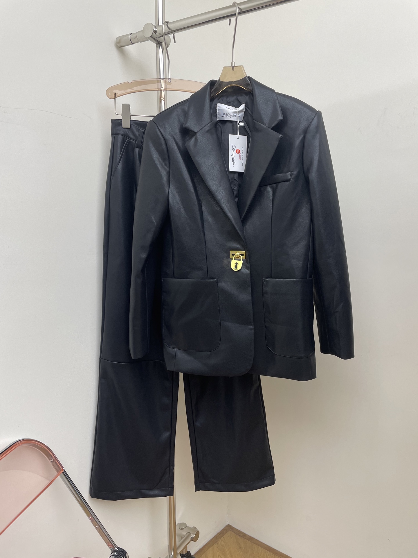 NO:590374,Schiaparelli 2025 autumn and winter new style sheepskin straight wide-leg pants decorated with shaped buttons SML real photos,,sheepskin,alexander wang19860909schiaparelli 2025秋冬新款 异形扣装饰羊皮直筒阔腿裤 SML 实拍图,,sheepskin,alexander wang,Women's clothing