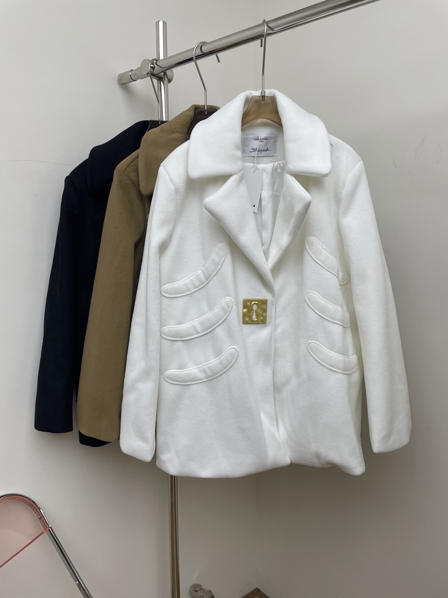 NO:590386,Schiaparelli 2025 autumn and winter new jacket, high-end temperament, three-dimensional skeleton design on the back, three colors and three sizes, sml real photos,,jackets & coats,alexander wang19860909schiaparelli 2025秋冬新款外套 高级感气质 后背立体骨架设计 三色三码 sml 实拍图,,jackets & coats,alexander wang,Women's clothing