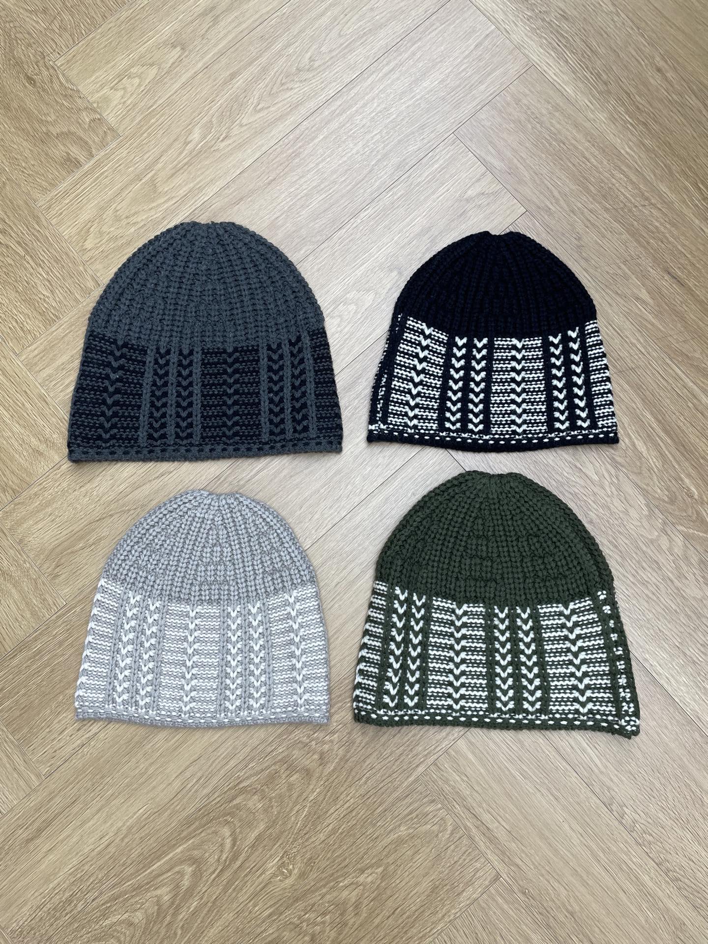 NO:590738,lowclassic 2025 autumn and winter new jacquard knitted cold hat, retro art, matched with sweaters from the same series, full of atmosphere. Four colors, one size fits all, real photos, sweaters, hats, alexander wang19860909lowclassic 2025秋冬新款提花针织冷帽,复古文艺,搭配同系列毛衣,氛围感十足.四色均码实拍图,,sweaters,hats,alexander wang,Women's clothing