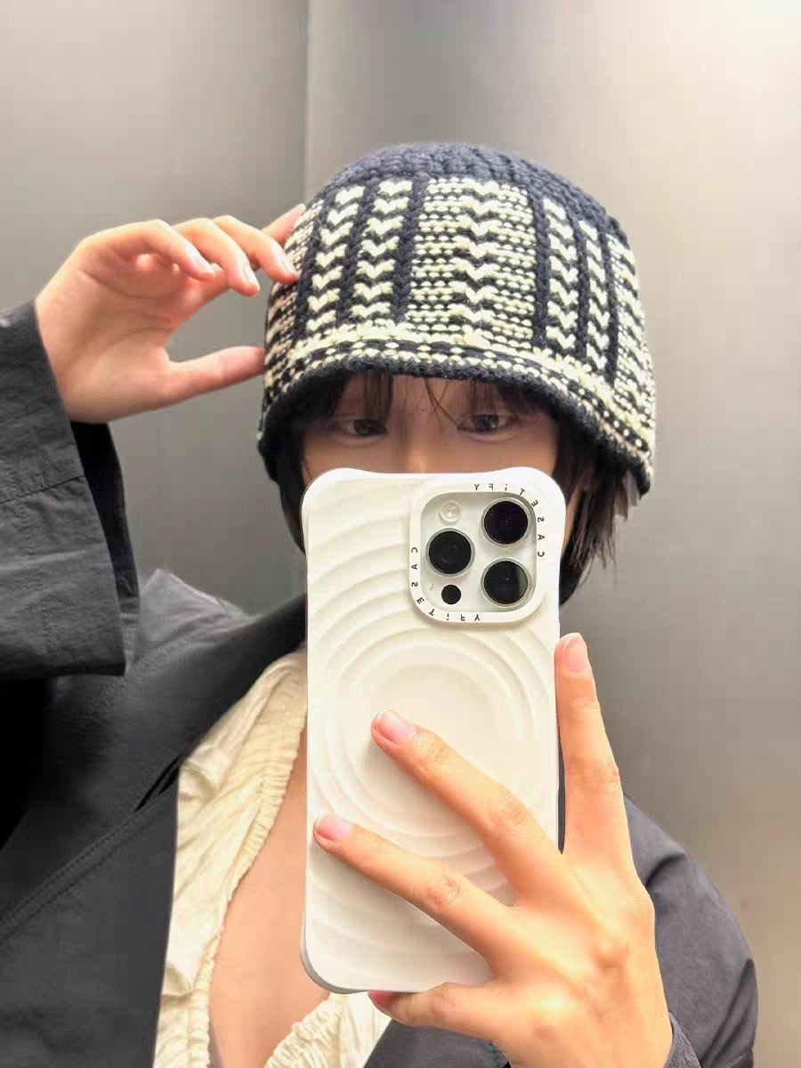 NO:590740,lowclassic 2025 autumn and winter new jacquard knitted cold hat, retro literary, matched with sweaters from the same series, full of atmosphere. One size fits all in four colors, sweaters, hats, alexander wang19860909lowclassic 2025秋冬新款提花针织冷帽,复古文艺,搭配同系列毛衣,氛围感十足.四色均码,,sweaters,hats,alexander wang,Women's clothing