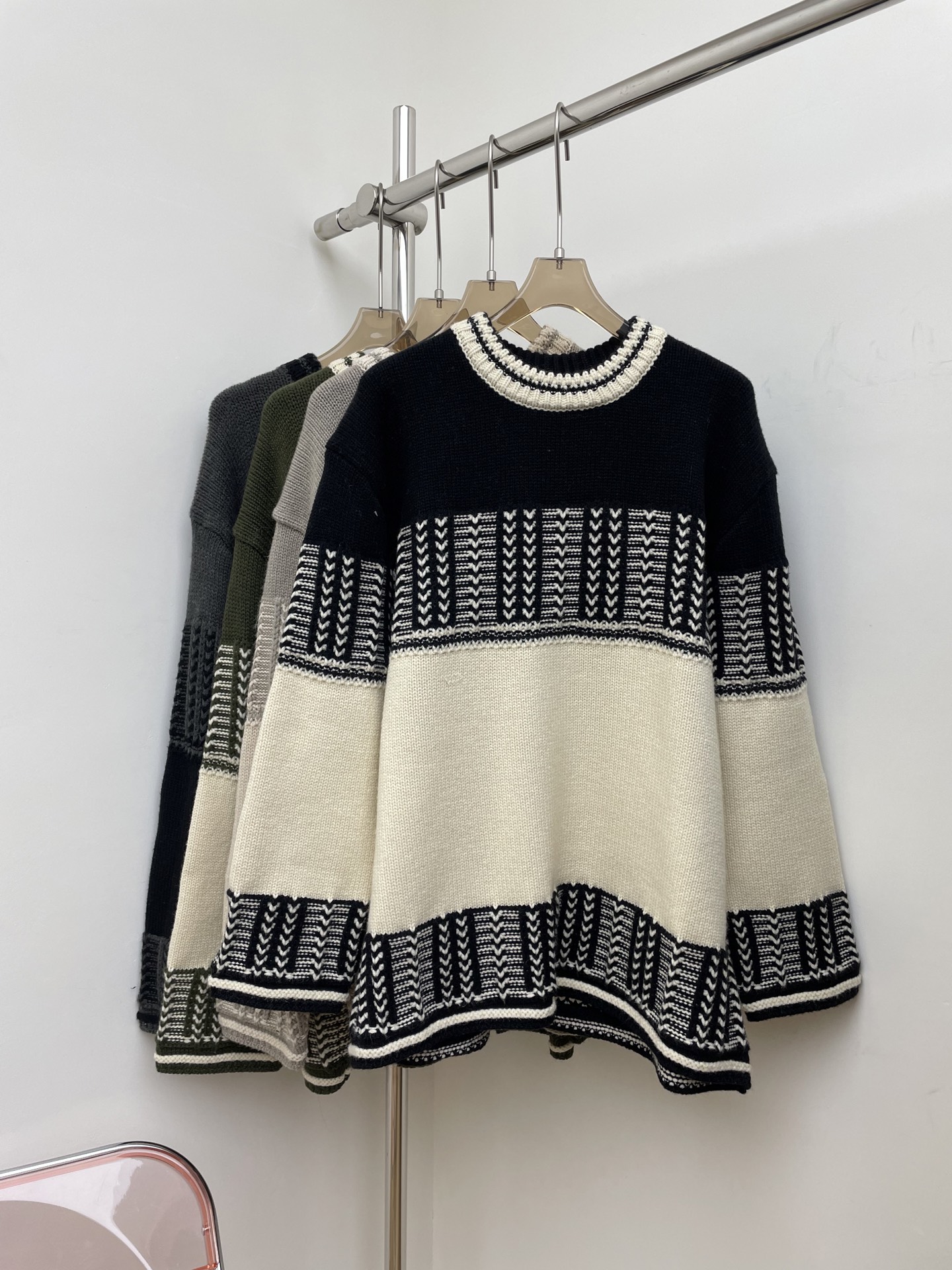 NO:590742,lowclassic 2025 autumn and winter new jacquard knitted pullover, large area of ​​contrasting color splicing, retro art upper body, worn with the same series of hats, four colors and three sizes sml real shot,, hats, alexander wang19860909lowclassic 2025秋冬新款提花针织套头衫,大面积撞色拼接,上身复古文艺,搭配同系列帽子穿着,四色三码 sml 实拍图,,hats,alexander wang,Women's clothing