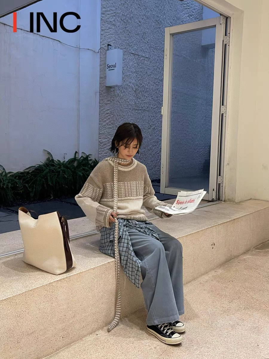 NO:590744,lowclassic 2025 autumn and winter new jacquard knitted pullover, large area of ​​contrasting color splicing, retro art upper body, worn with the same series of hats, four colors and three sizes sml,,hats,alexander wang19860909lowclassic 2025秋冬新款提花针织套头衫,大面积撞色拼接,上身复古文艺,搭配同系列帽子穿着,四色三码 sml,,hats,alexander wang,Women's clothing