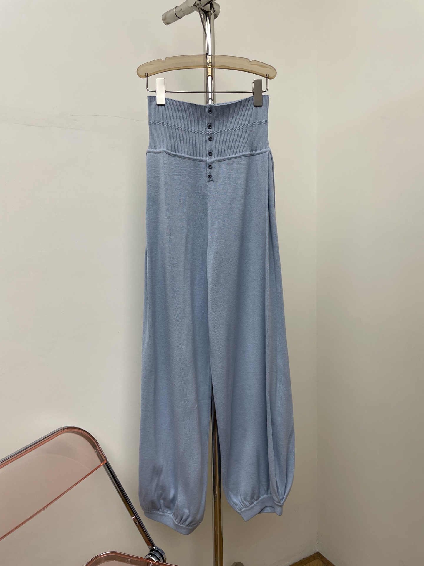 NO:591224,OC 2025 autumn and winter new style turn-down corduroy pants, the same style as Nana, high-waisted bloomers with high design and three-dimensional shape, creating a retro casual match. One-size-fits-all real photos, alexander wang19860909OC 2025秋冬新款翻腰灯绒裤、娜娜同款,设计感高腰灯笼裤、立体感造型,打造复古休闲搭配.均码实拍图,,alexander wang,Women's clothing