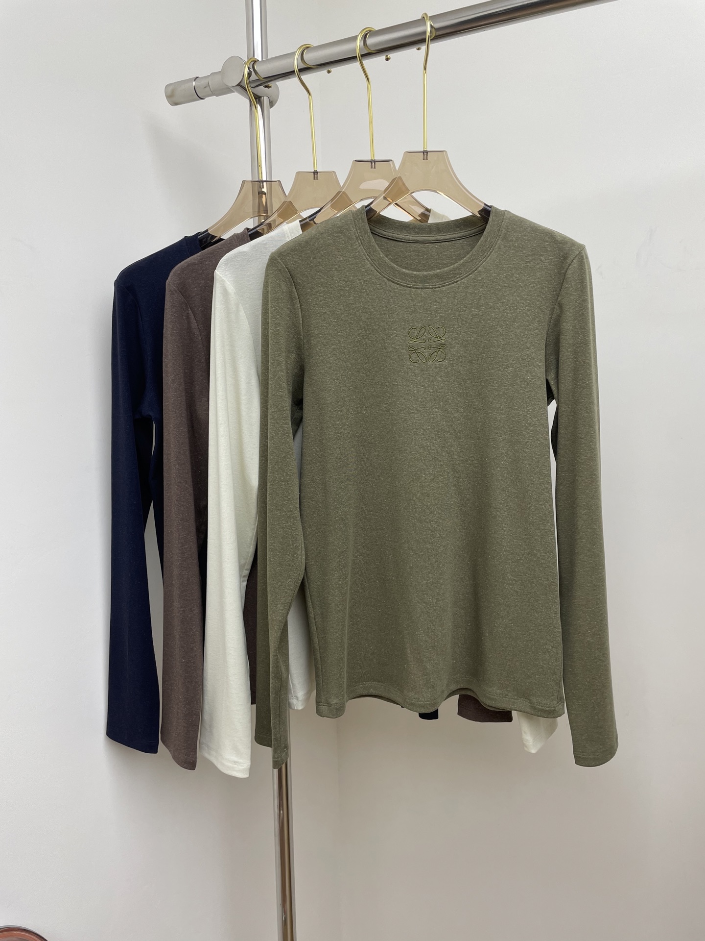 NO:591773,loew* new autumn and winter long sleeves, basic and versatile, chest embroidered logo, four colors and three sizes, sml real photos,,loewe,alexander wang19860909loew* 秋冬新款长袖 基础百搭款 胸口刺绣logo 四色三码 sml 实拍图,,loewe,alexander wang,Women's clothing