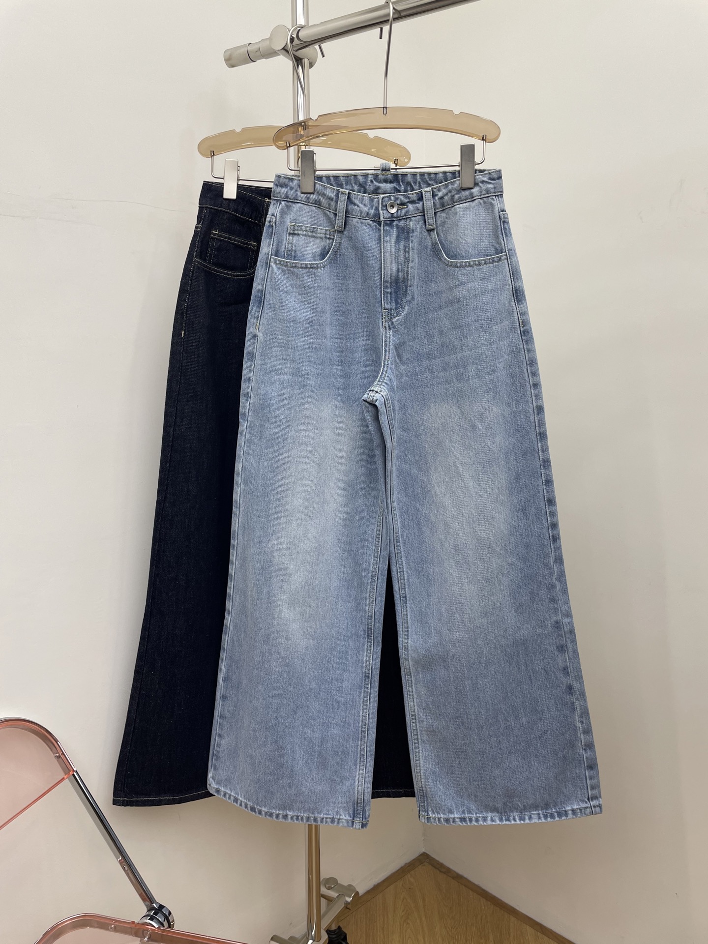NO:591776,RA new autumn and winter pocket embroidered jeans with mid-waist design, high tolerance, back pocket embroidered logo embellishment design. SML real photos,,jeans,alexander wang19860909RA 秋冬新款口袋刺绣牛仔裤中腰版型设计,高包容、后口袋刺绣logo点缀设计.SML 实拍图,,jeans,alexander wang,Women's clothing