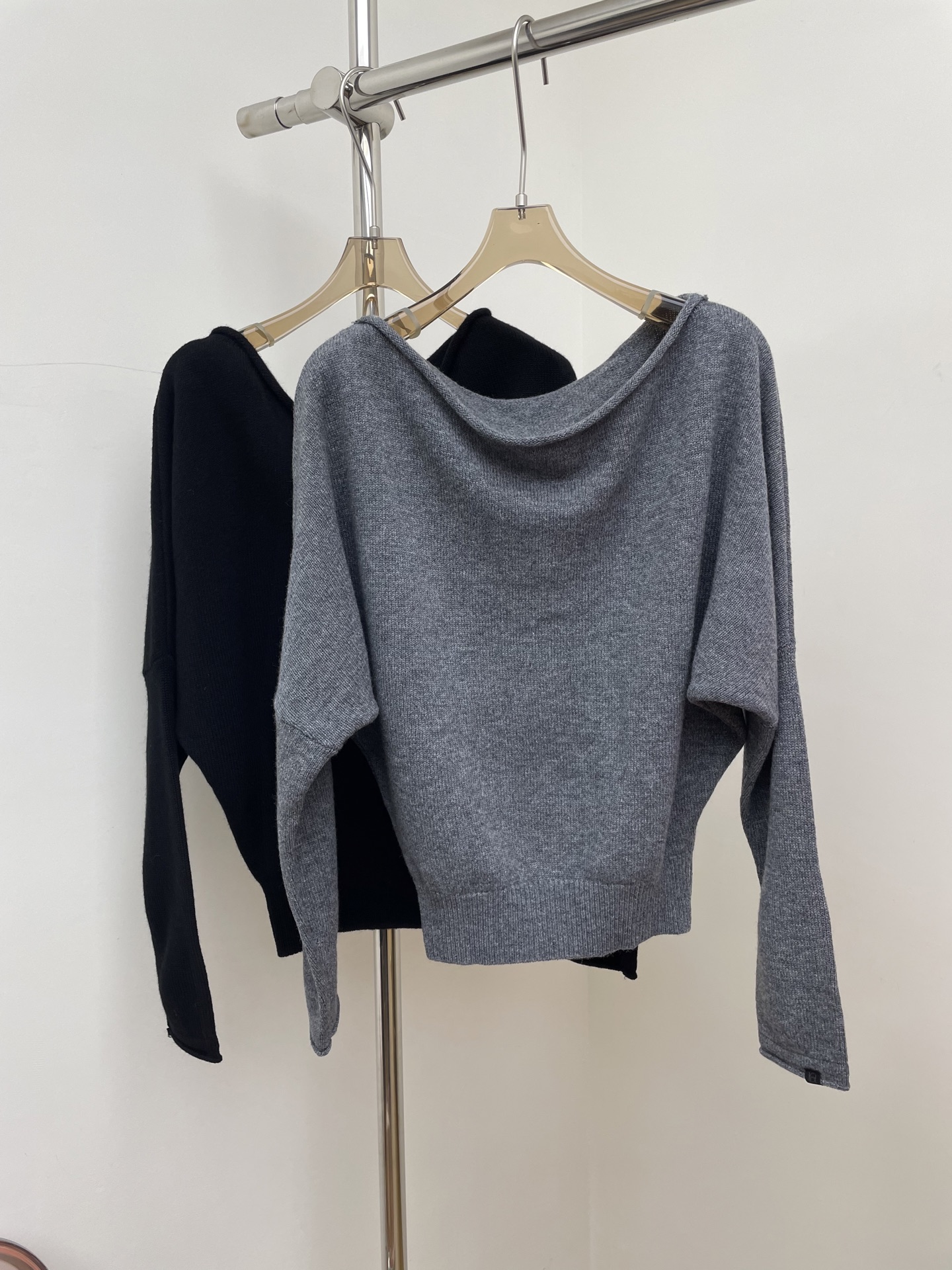 NO:592122,RA 2025 autumn and winter slanted shoulder cardigan, casual and lazy slanted shoulder design, rolled collar, waisted hem, finger cot design that lengthens the arm lines.sml real shot,,alexander wang19860909RA 2025秋冬斜肩羊毛衫、随性慵懒的斜肩设计,领口卷边,收腰下摆,拉长手臂线条的指套设计.sml 实拍图,,alexander wang,Women's clothing