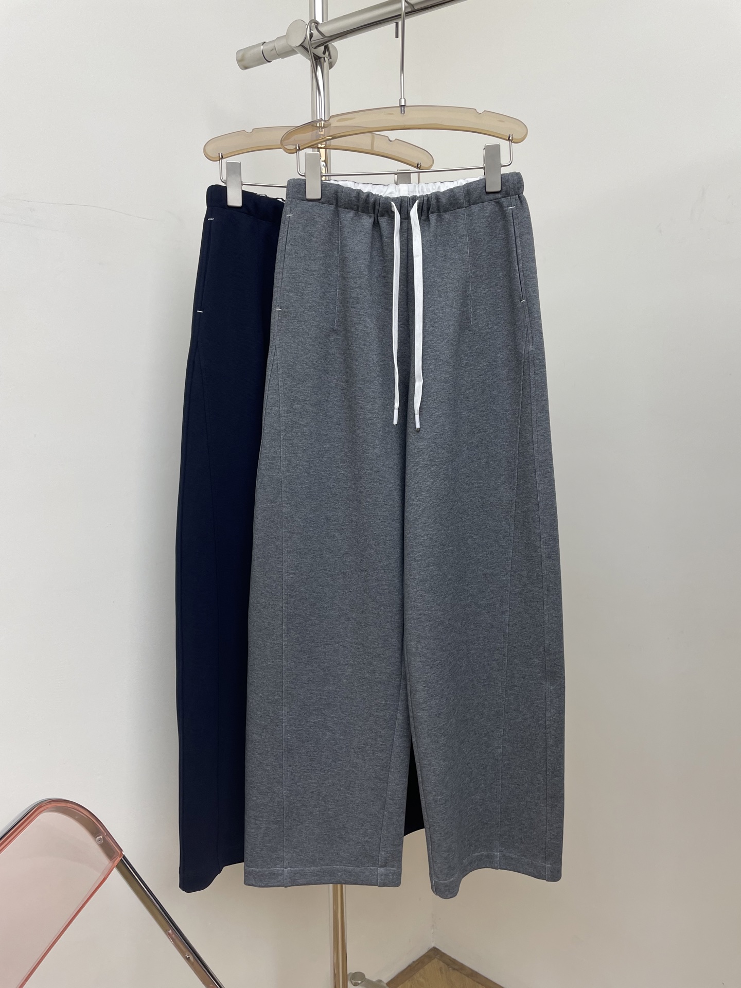 NO:605502,MM6 2025 autumn and winter new casual scimitar pants!  Sports sweatpants with waist patch and contrasting color splicing design!  Two colors and three codes sml real photos, masion margiela, alexander wang19860909MM6 2025秋冬新款休闲弯刀裤！腰贴撞色拼接设计运动卫裤！两色三码 sml实拍图,,masion margiela,alexander wang,Women's clothing