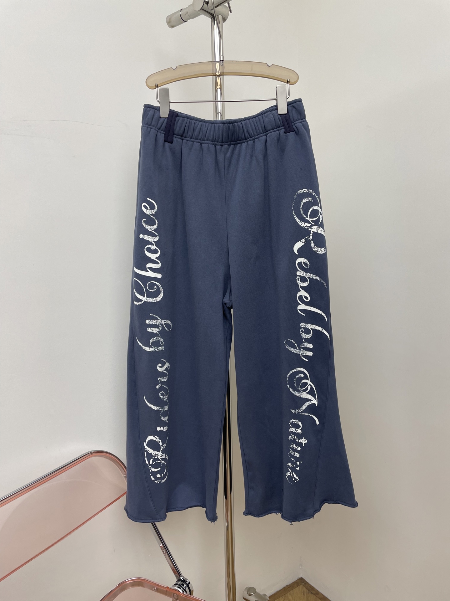 NO:605918,N* 2025 Autumn and Winter New Distressed Denim Blue Print Decoration Loose Nine-Point Sweatpants, Early Autumn Lazy, Casual and Versatile.sml Actual Photos,,alexander wang19860909N* 2025秋冬新款做旧牛仔蓝印花装饰宽松九分运动裤,早秋慵懒感休闲百搭.sml 实拍图,,alexander wang,Women's clothing