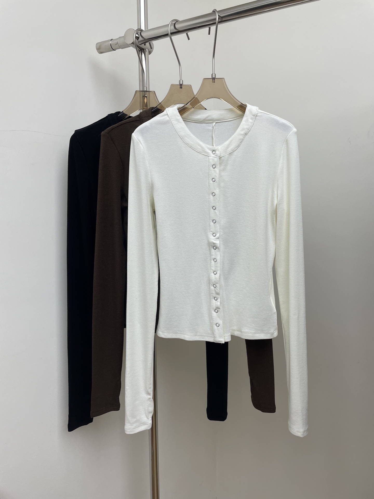 NO:606404,to 2025 new autumn and winter bottoming shirt, multi-button design, super style, flattering, easy to match, three colors and three sizes, sml real photos,,alexander wang19860909to 2025秋冬新款打底衫 多扣式设计 超绝款 显身材 易搭配 三色三码 sml 实拍图,,alexander wang,Women's clothing